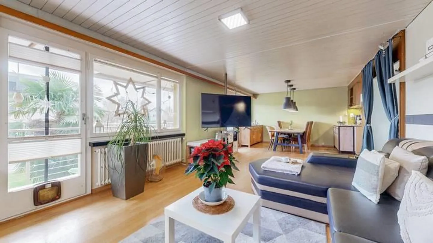 TIMELESS RESIDENTIAL CLASSIC WITH SURROUNDINGS - Photo 2 of 8