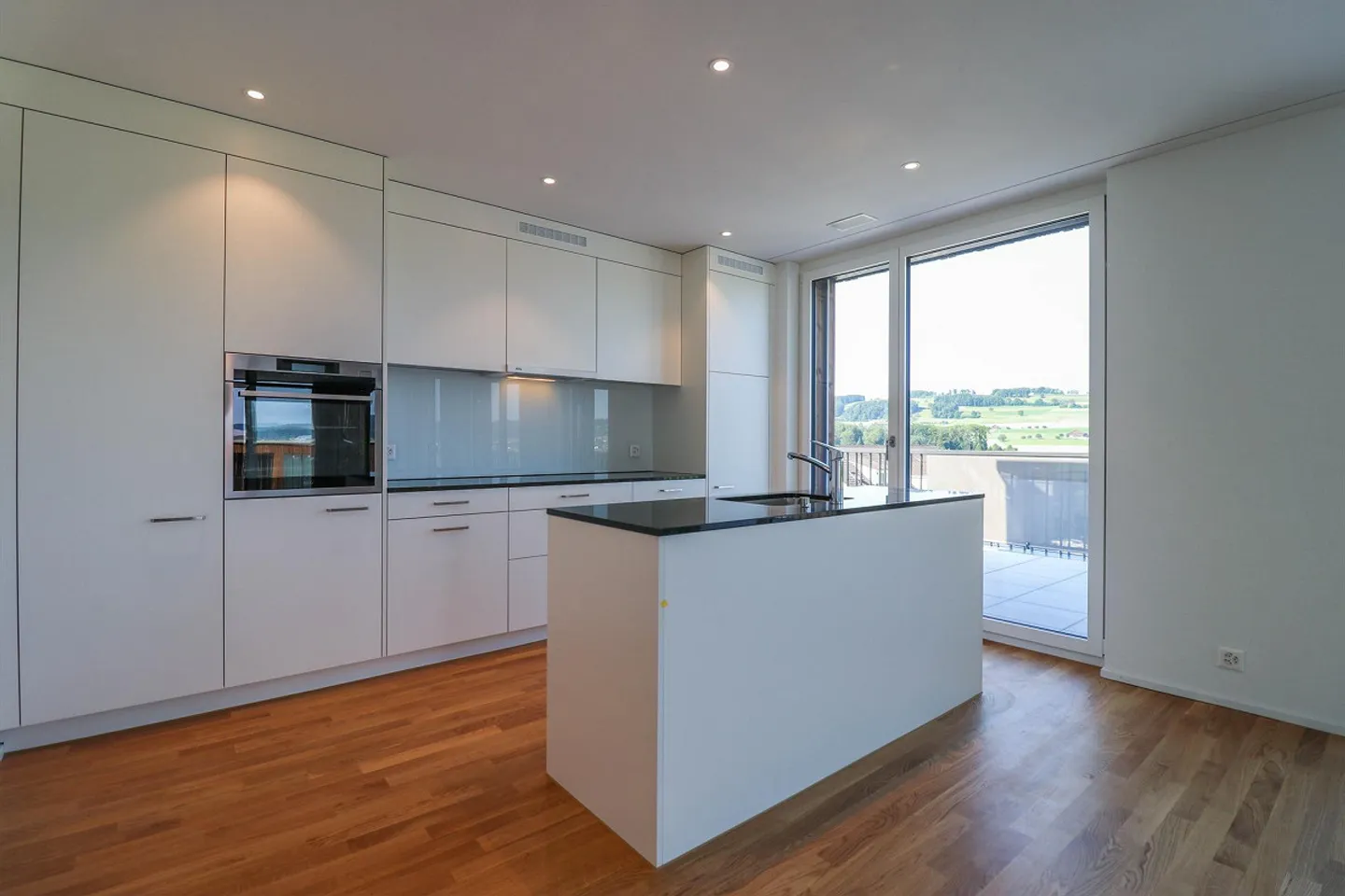 Modern penthouse apartment with a view of greenery - Photo 2 of 7