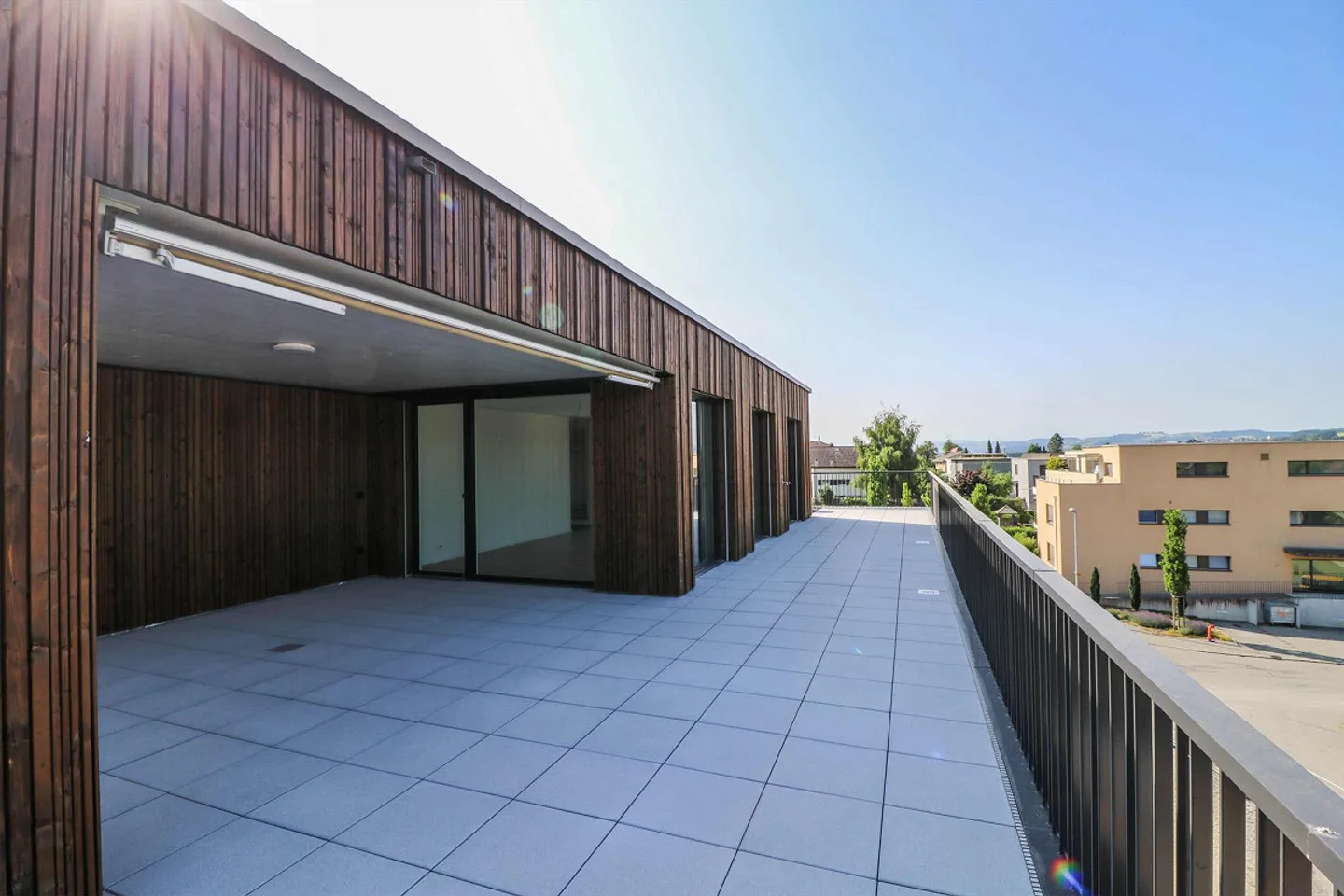 Modern penthouse apartment with a view of greenery - Photo 3 of 7
