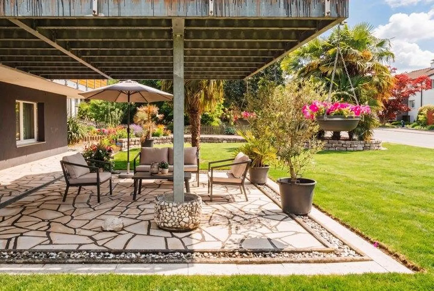 TIMELESS RESIDENTIAL CLASSIC WITH SURROUNDINGS - Photo 7 of 8