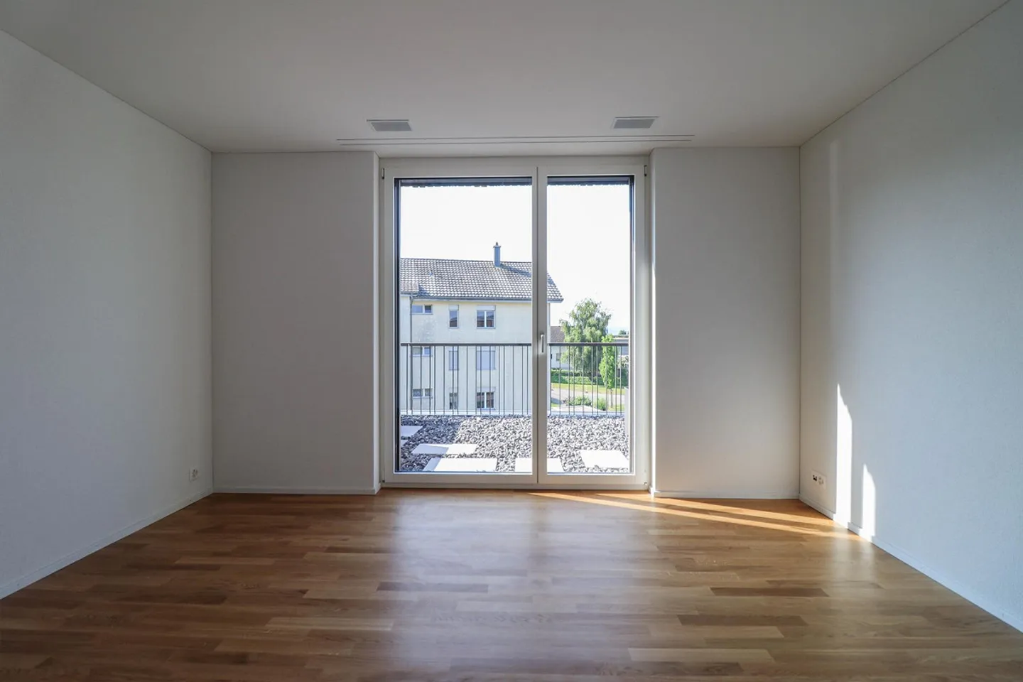 Modern penthouse apartment with a view of greenery - Photo 4 of 7