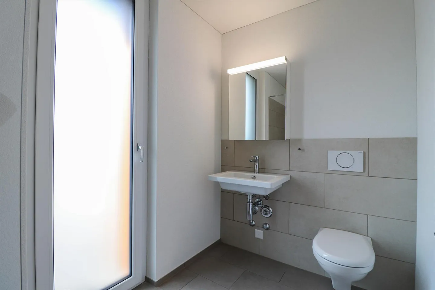 Modern penthouse apartment with a view of greenery - Photo 5 of 7