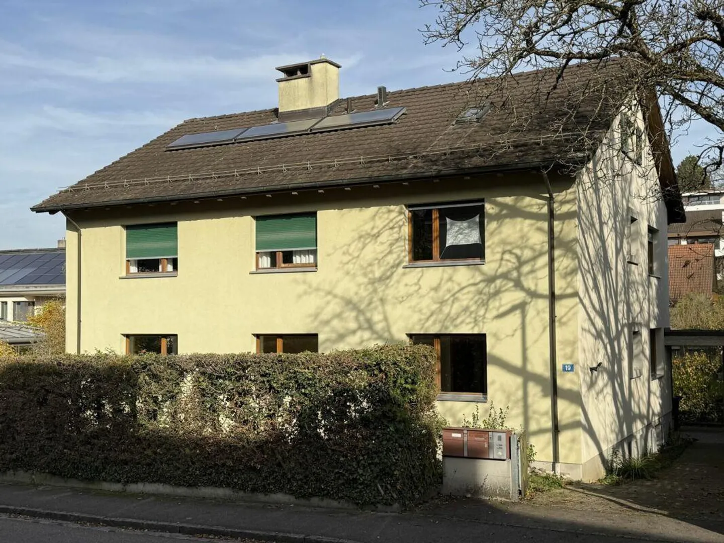 Sonnige 4.5-Zimmer-Erdgeschosswohnung im beliebten Riehen mit Hobbyraum, ausbaubarem  Estrich und viel Entwicklungspotential - Foto 1 von 12