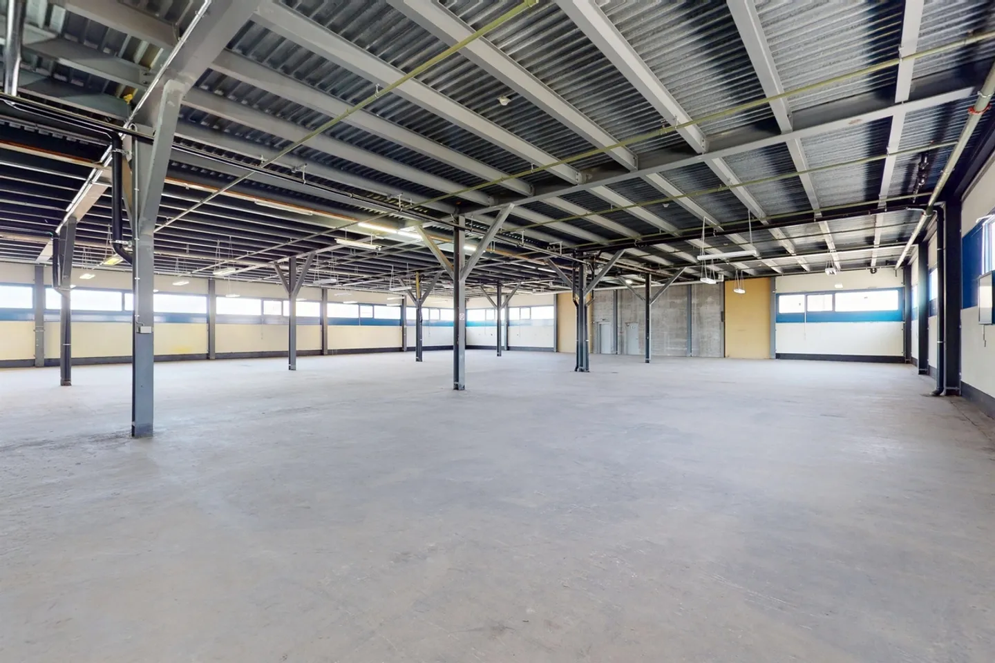 Spacious storage area (approx. 830 m2) on the 2nd floor - Photo 2 of 9