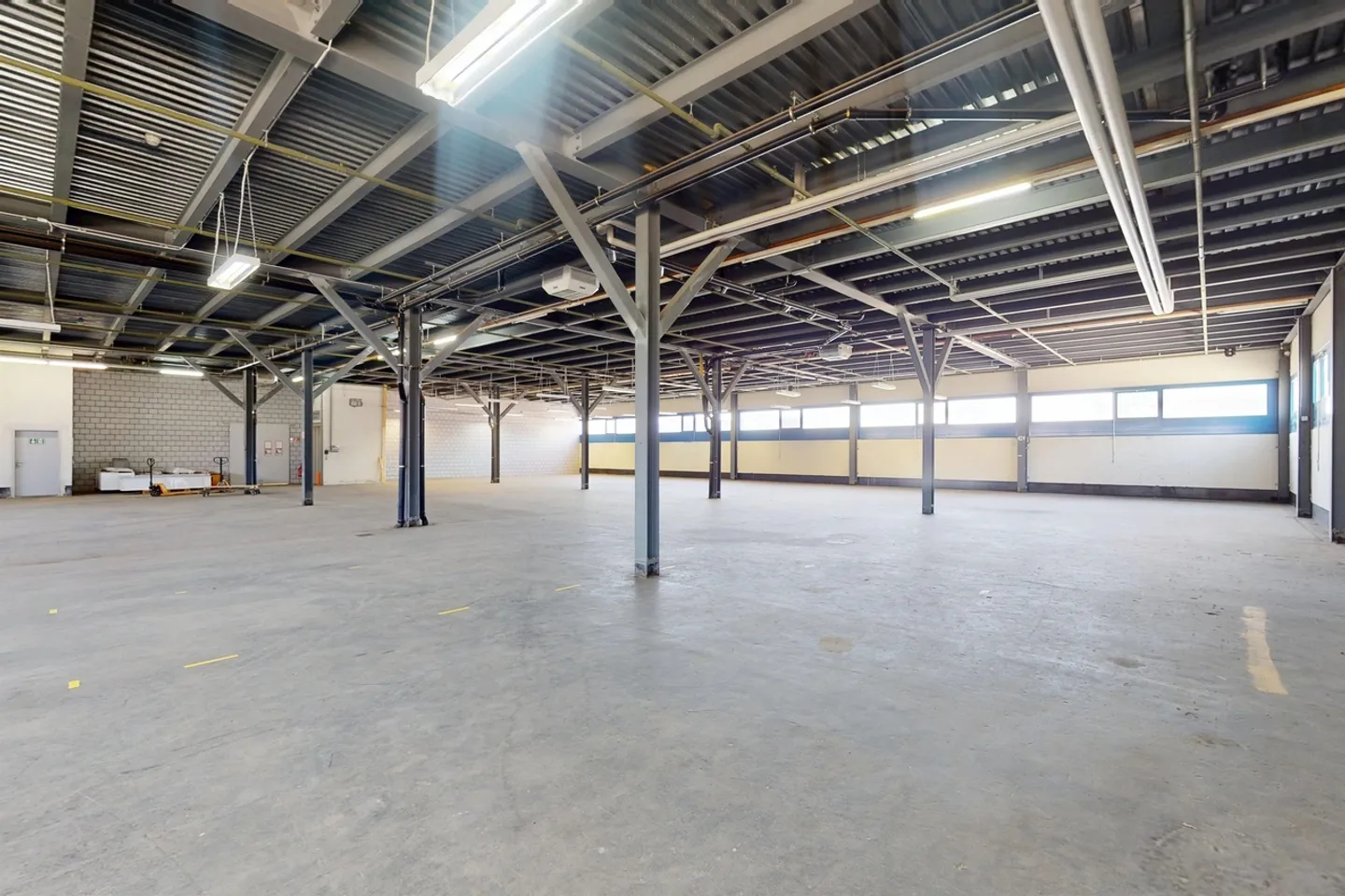 Spacious storage area (approx. 830 m2) on the 2nd floor - Photo 3 of 9