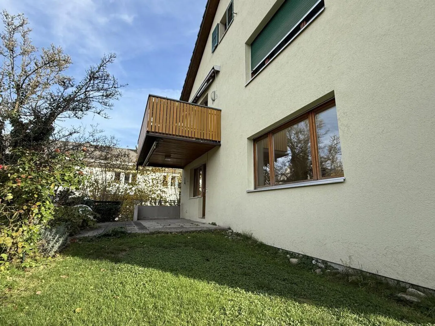 Sonnige 4.5-Zimmer-Erdgeschosswohnung im beliebten Riehen mit Hobbyraum, ausbaubarem  Estrich und viel Entwicklungspotential - Foto 2 von 12