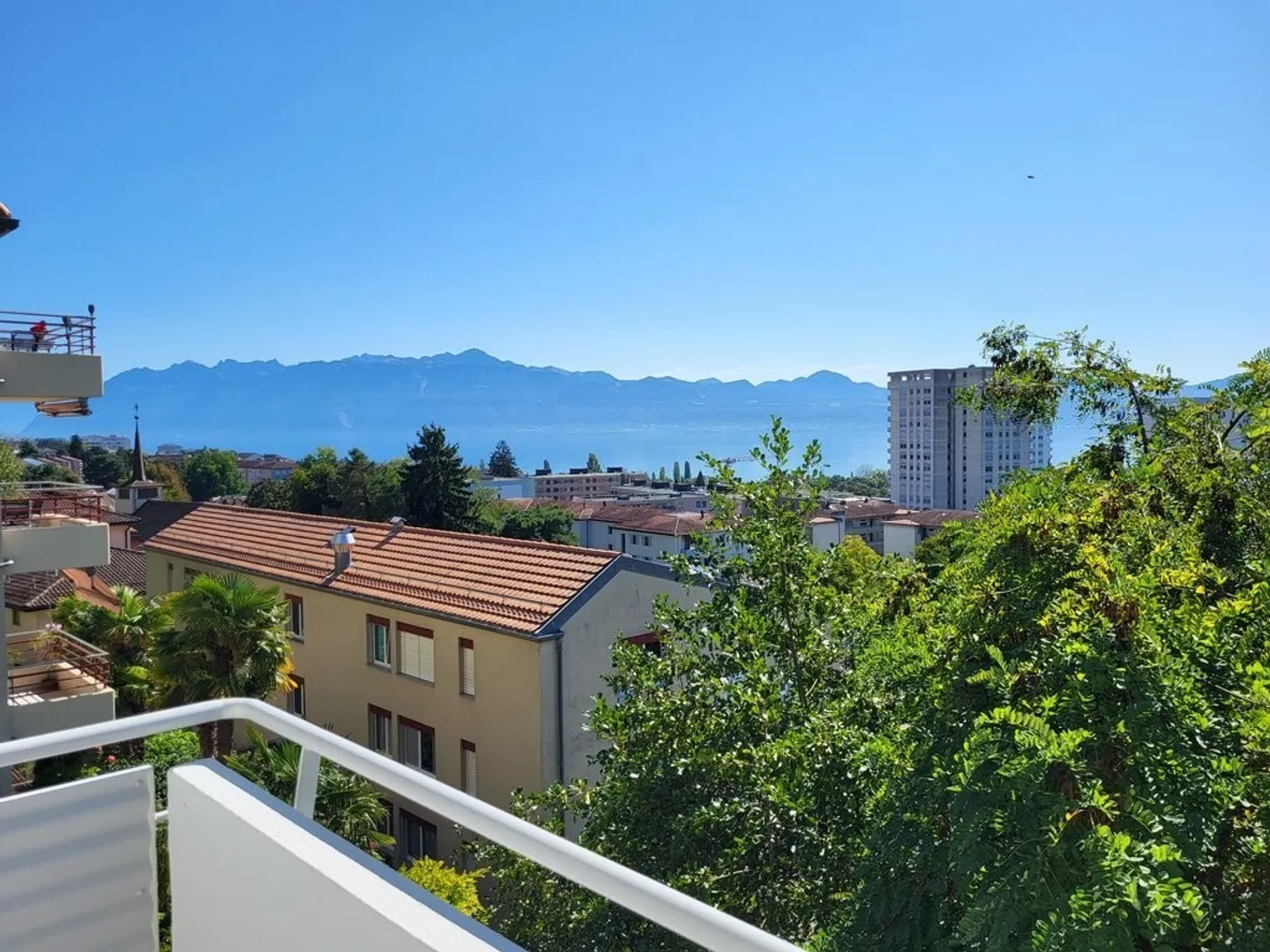 Bellissimo appartamento di 3,5 stanze completamente ristrutturato con vista sul lago - Foto 1 di 7