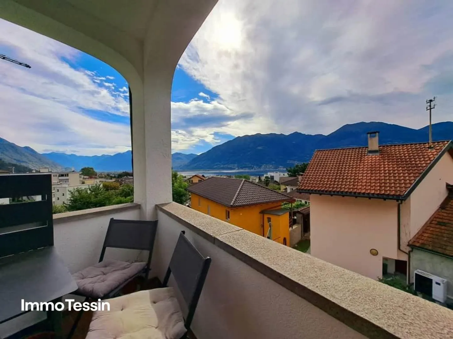 RENDITE: Haus mit 3 Wohnungen an top Lage, mit Seesicht, Innenpool ... - Foto 1 von 13