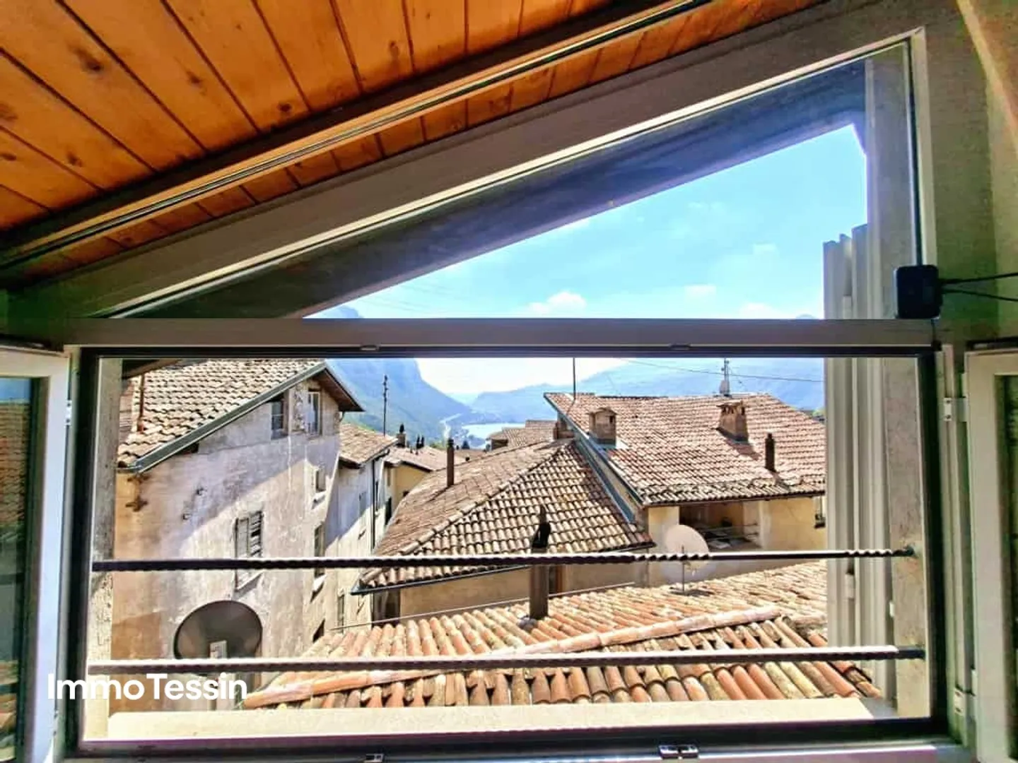 Extraordinary apartment in the nucleus of Rovio full of charm and history with lake view - Photo 5 of 13