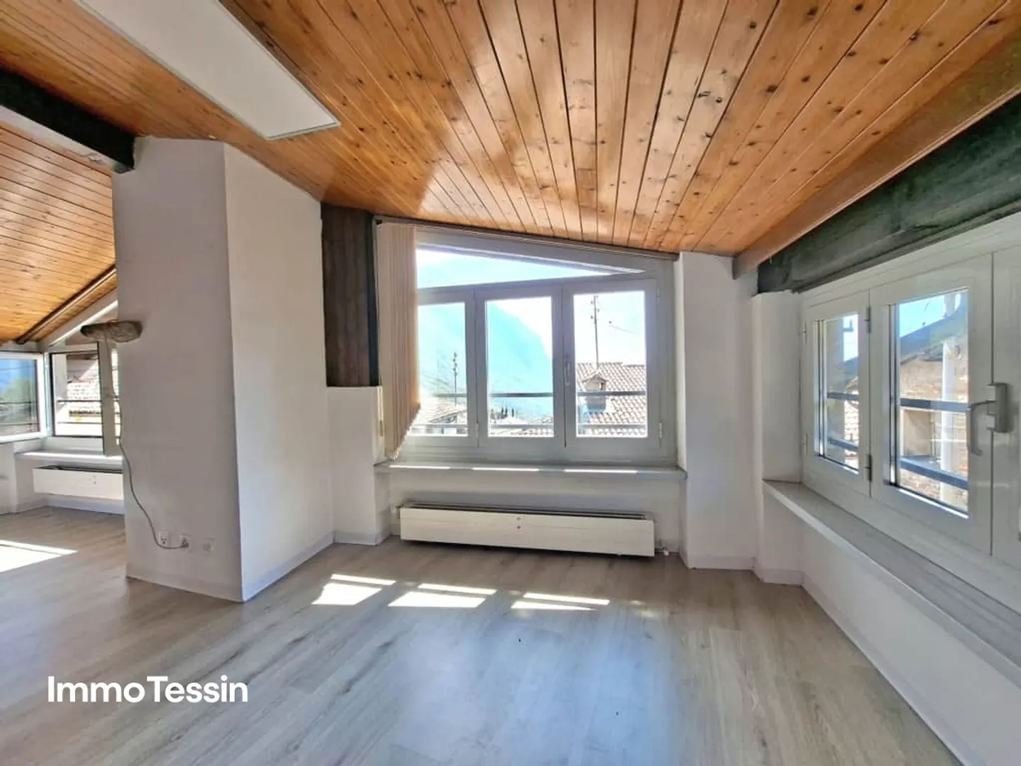 Extraordinary apartment in the nucleus of Rovio full of charm and history with lake view - Photo 8 of 13