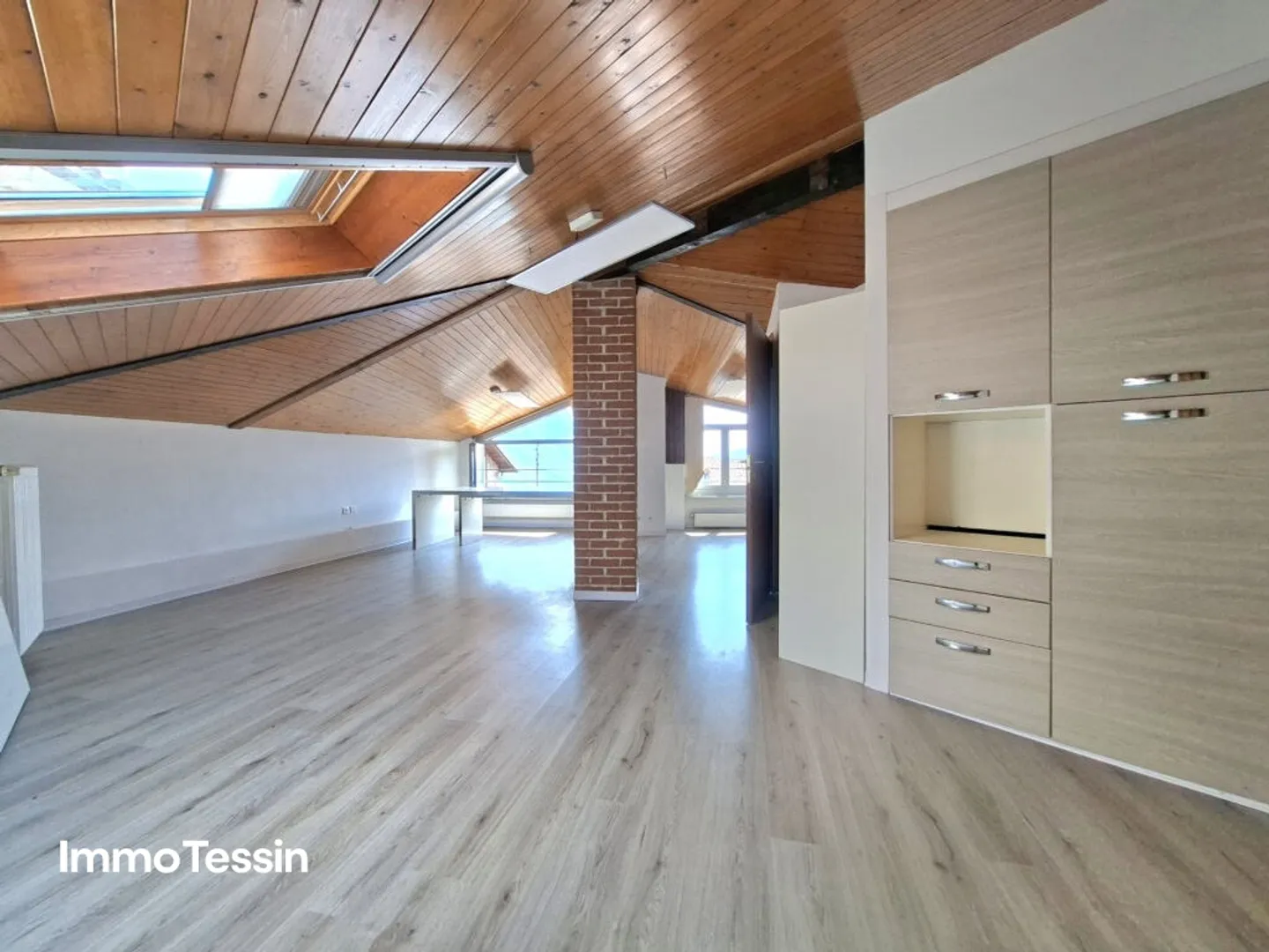 Extraordinary apartment in the nucleus of Rovio full of charm and history with lake view - Photo 9 of 13