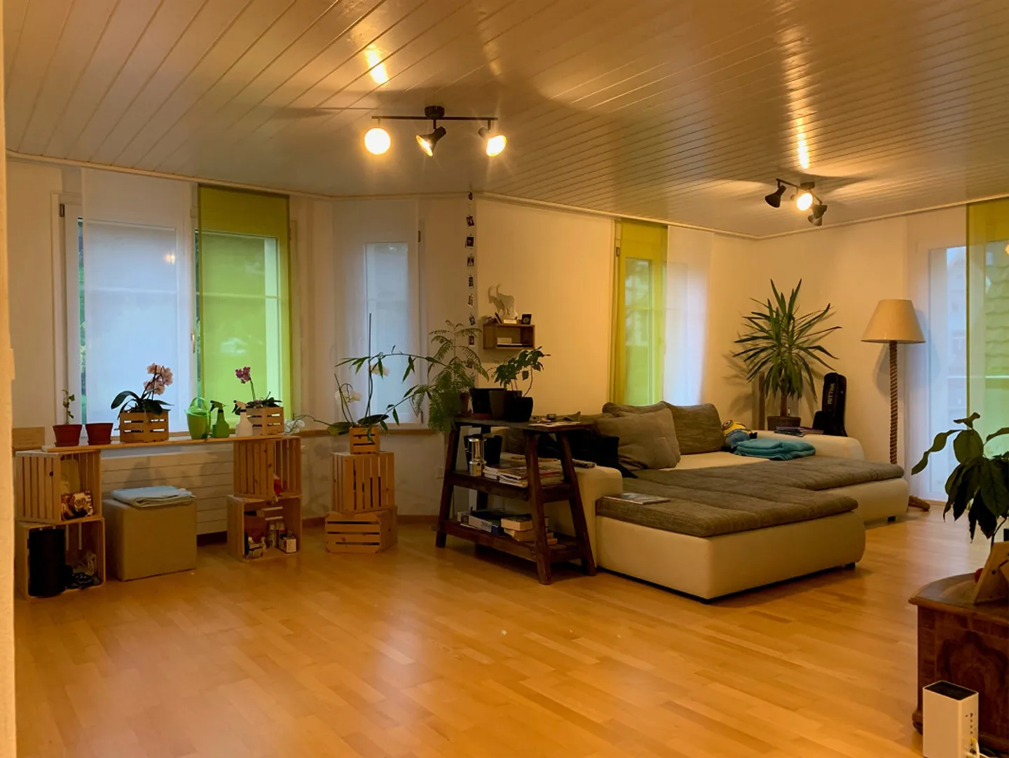 Sunny, modern apartment near the train station - Photo 2 of 14