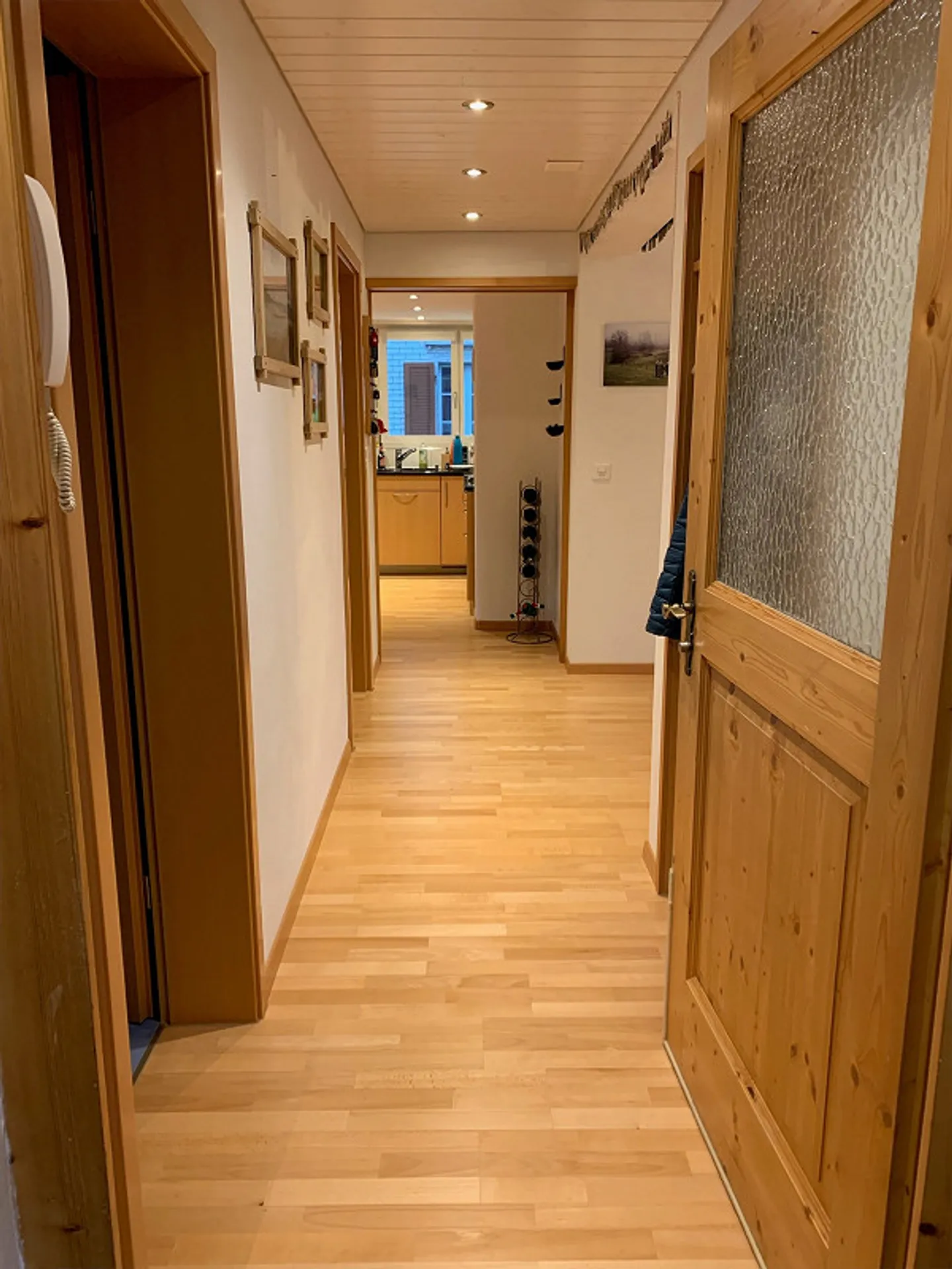 Sunny, modern apartment near the train station - Photo 5 of 14