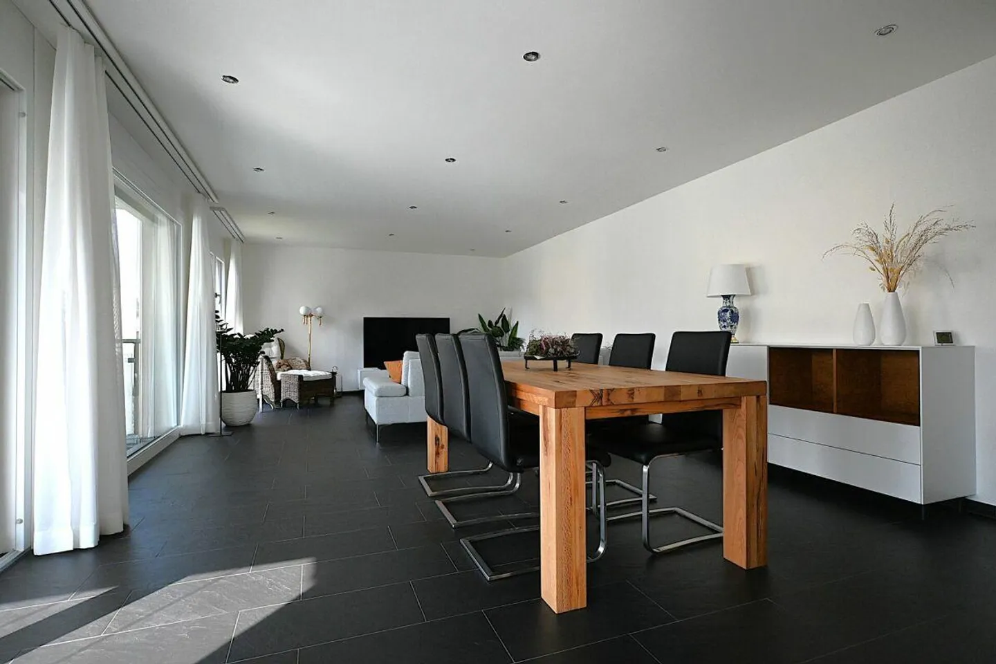 Well-kept, spacious and sunny apartment - Photo 2 of 11