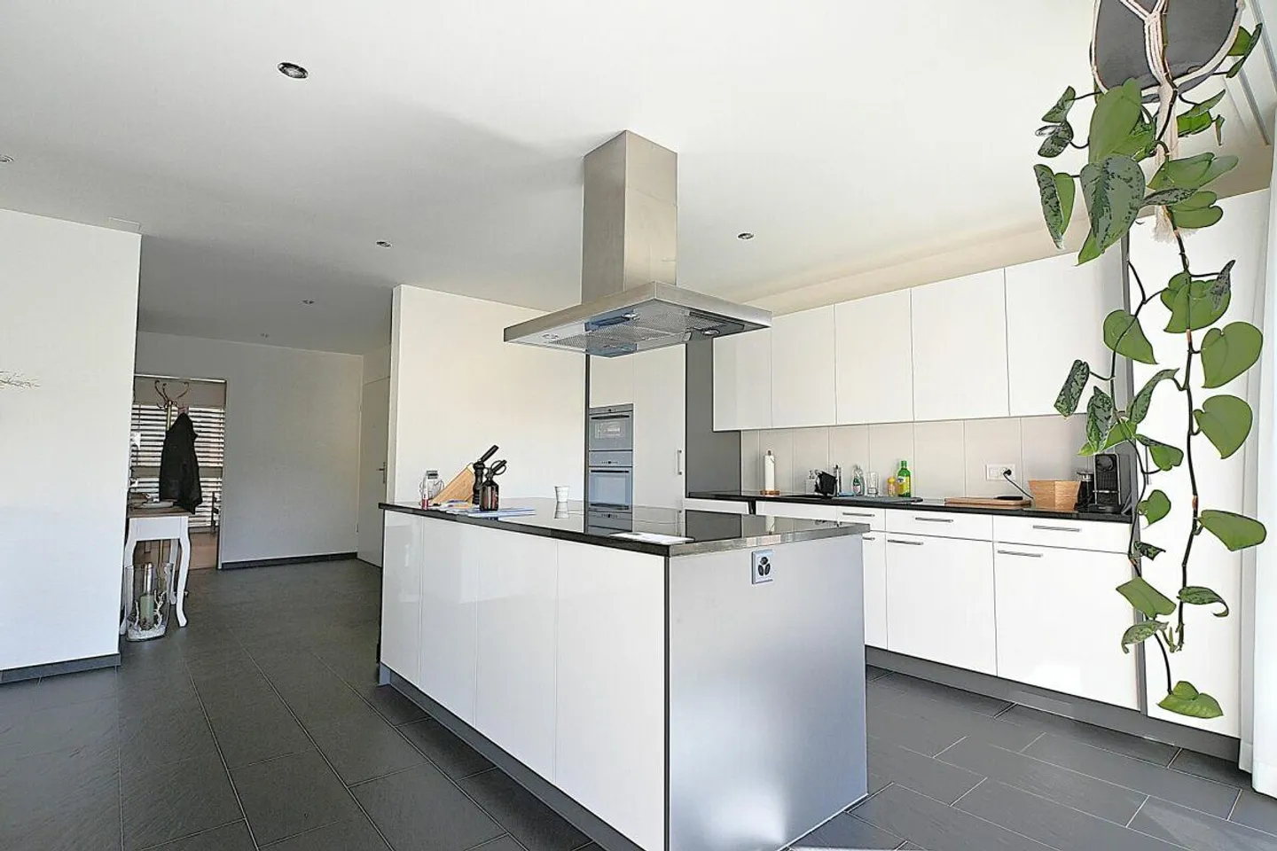 Well-kept, spacious and sunny apartment - Photo 3 of 11