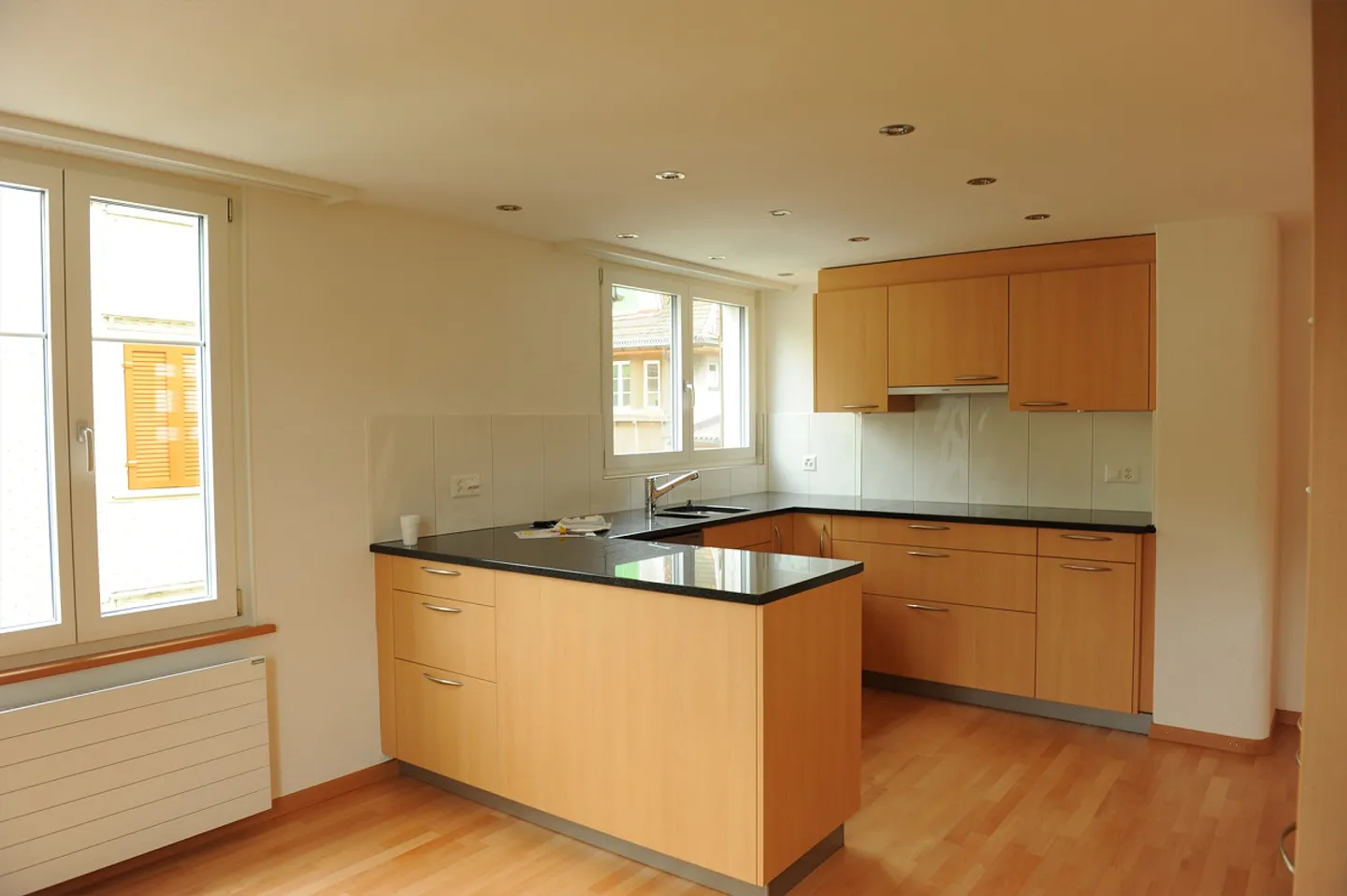 Sunny, modern apartment near the train station - Photo 6 of 14