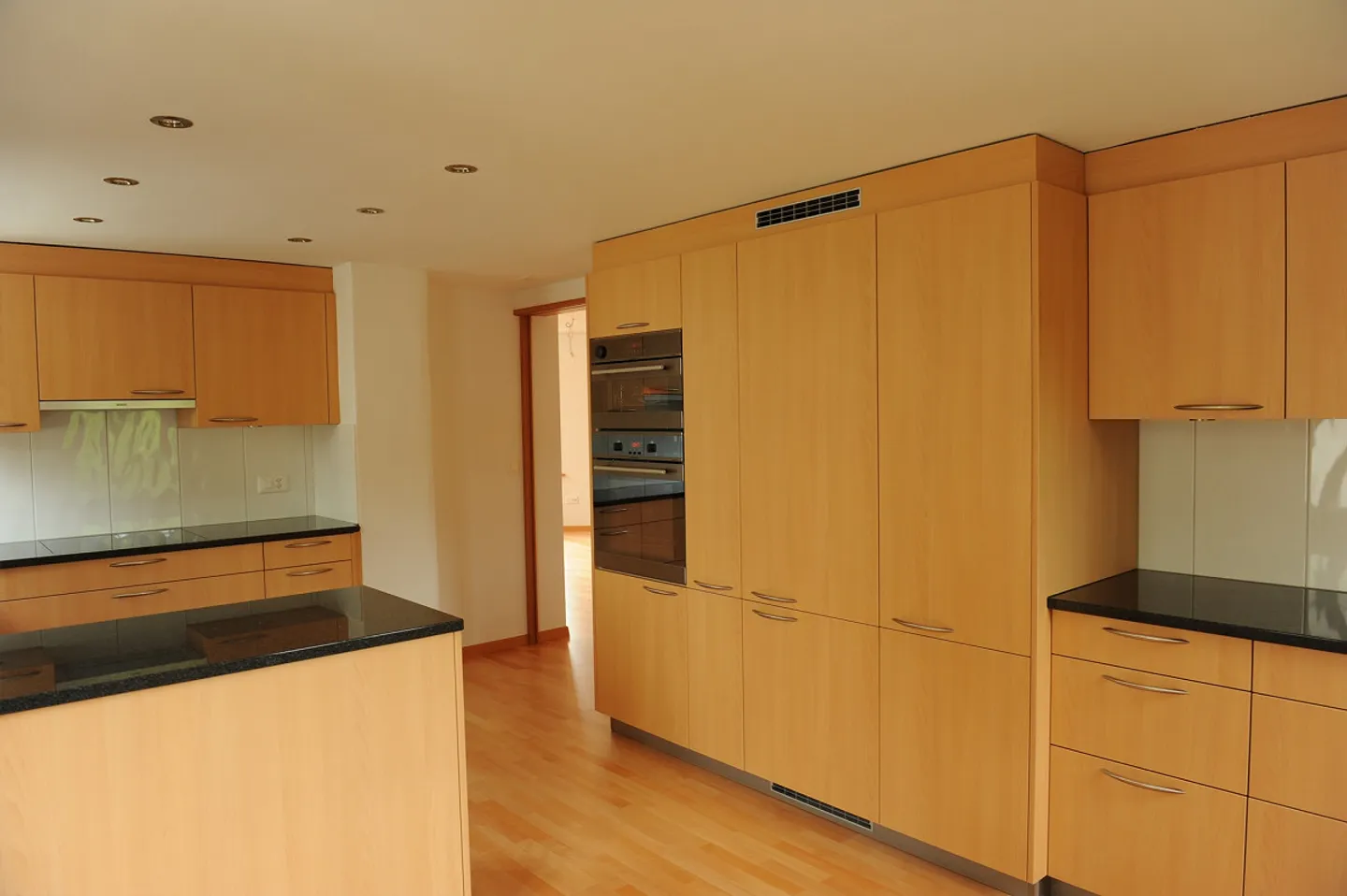 Sunny, modern apartment near the train station - Photo 7 of 14