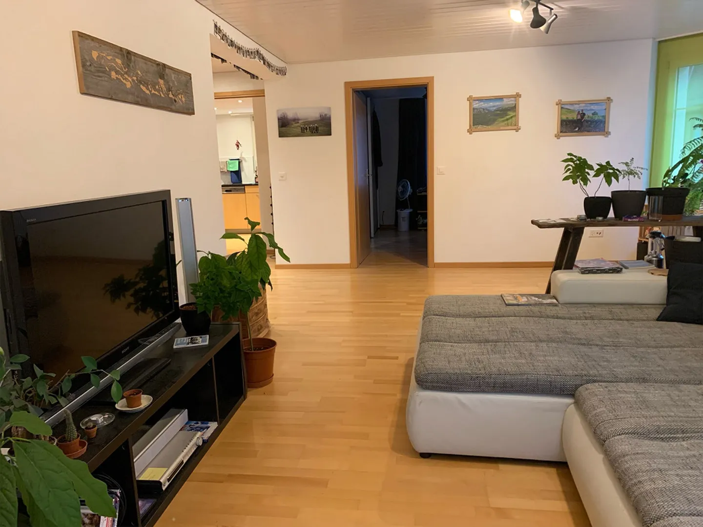 Sunny, modern apartment near the train station - Photo 4 of 14