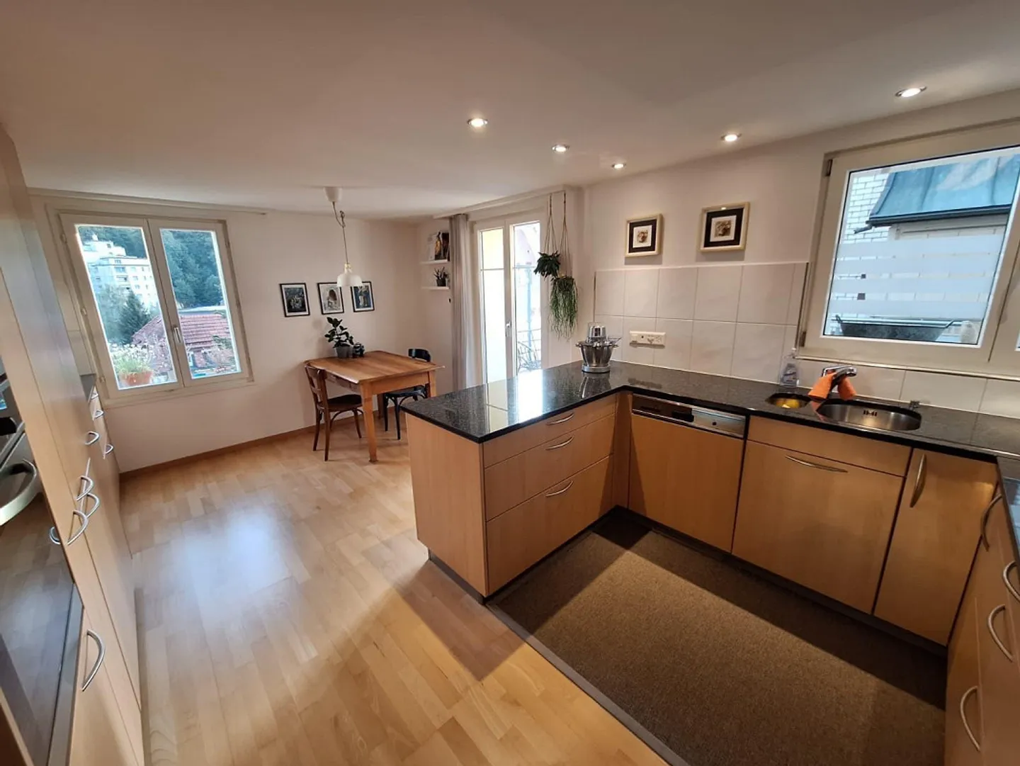 Sunny, modern apartment near the train station - Photo 13 of 14