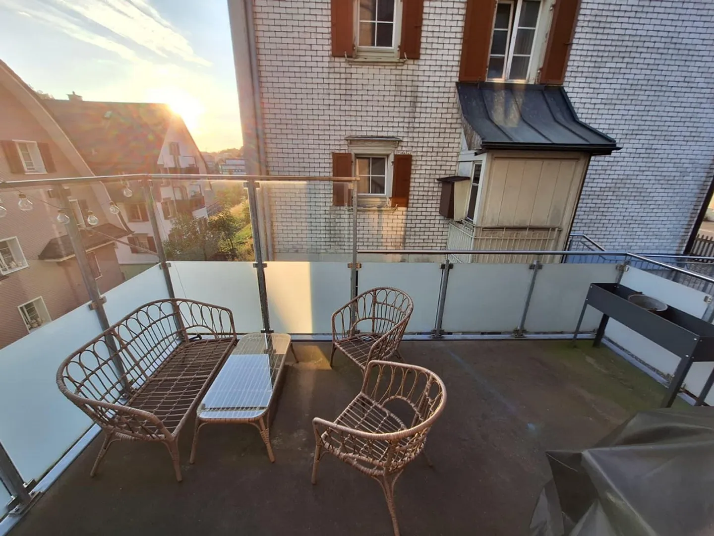 Sunny, modern apartment near the train station - Photo 14 of 14
