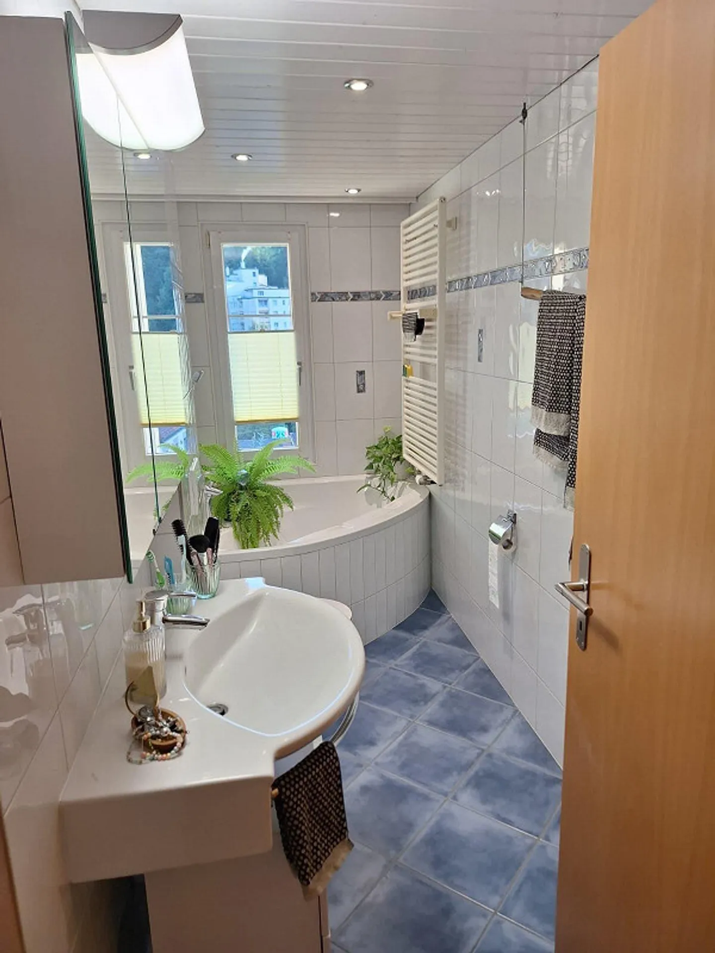 Sunny, modern apartment near the train station - Photo 12 of 14