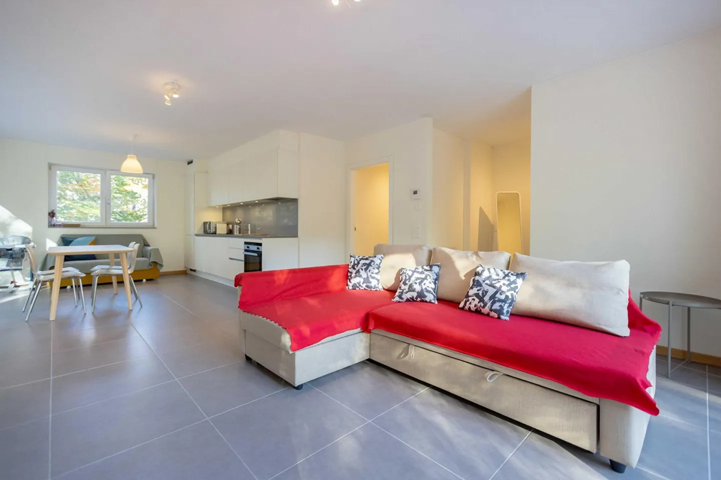 MODERN AND SPACIOUS 3.5 WITH LARGE GARDEN IN BREGANZONA - Photo 1 of 9