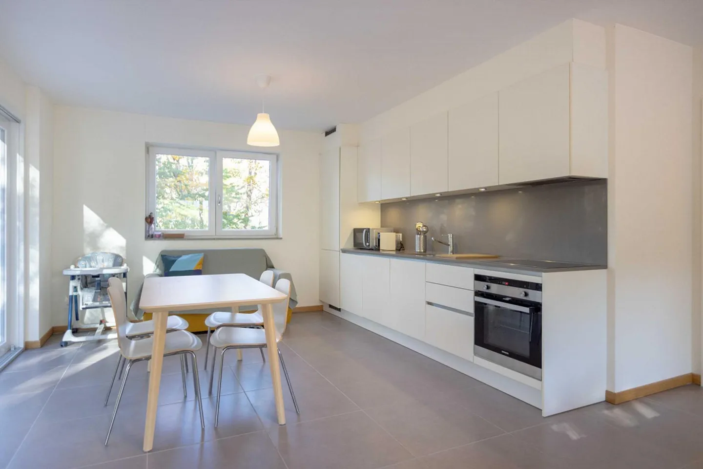 MODERN AND SPACIOUS 3.5 WITH LARGE GARDEN IN BREGANZONA - Photo 2 of 9