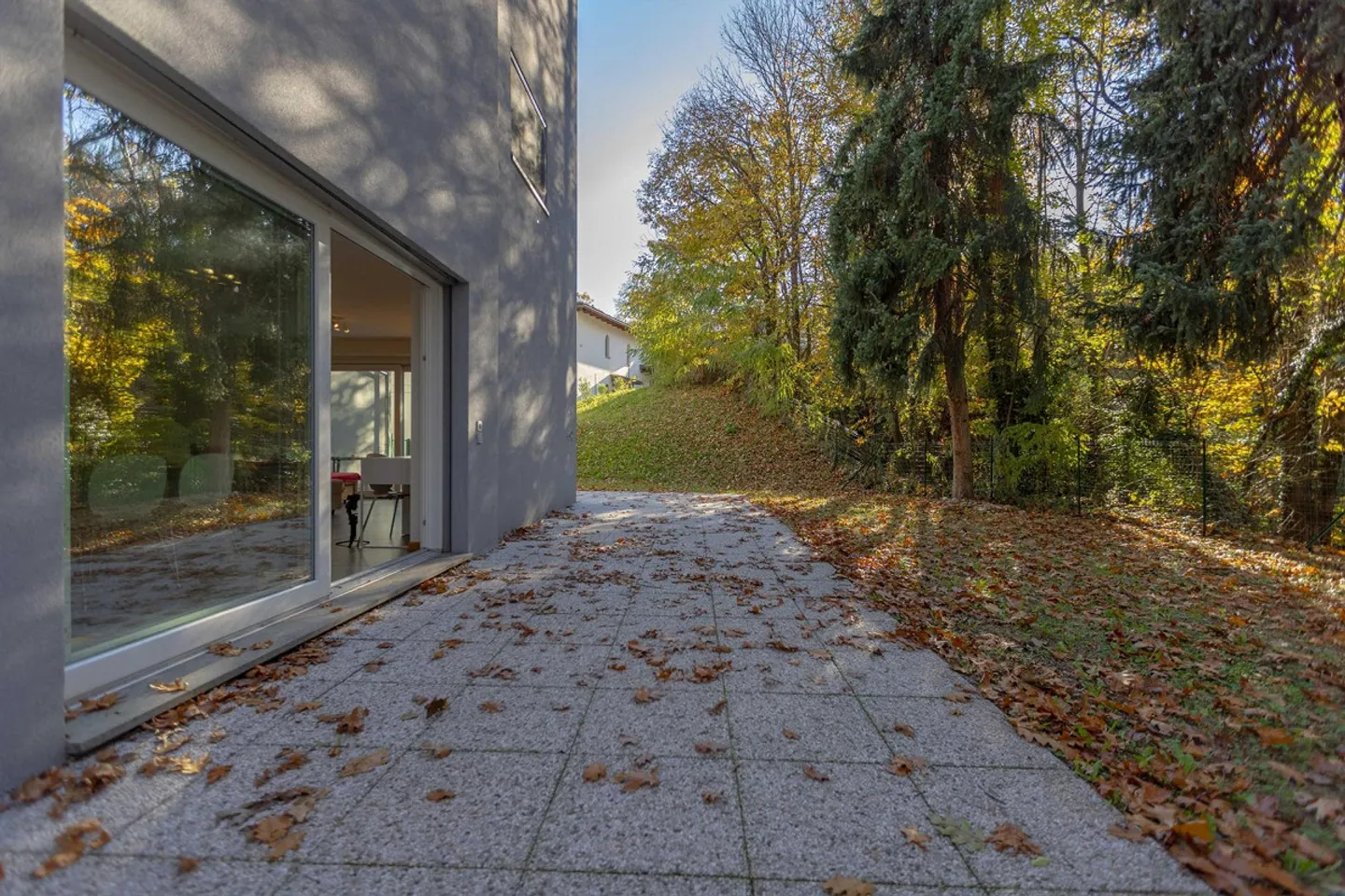 MODERN AND SPACIOUS 3.5 WITH LARGE GARDEN IN BREGANZONA - Photo 3 of 9