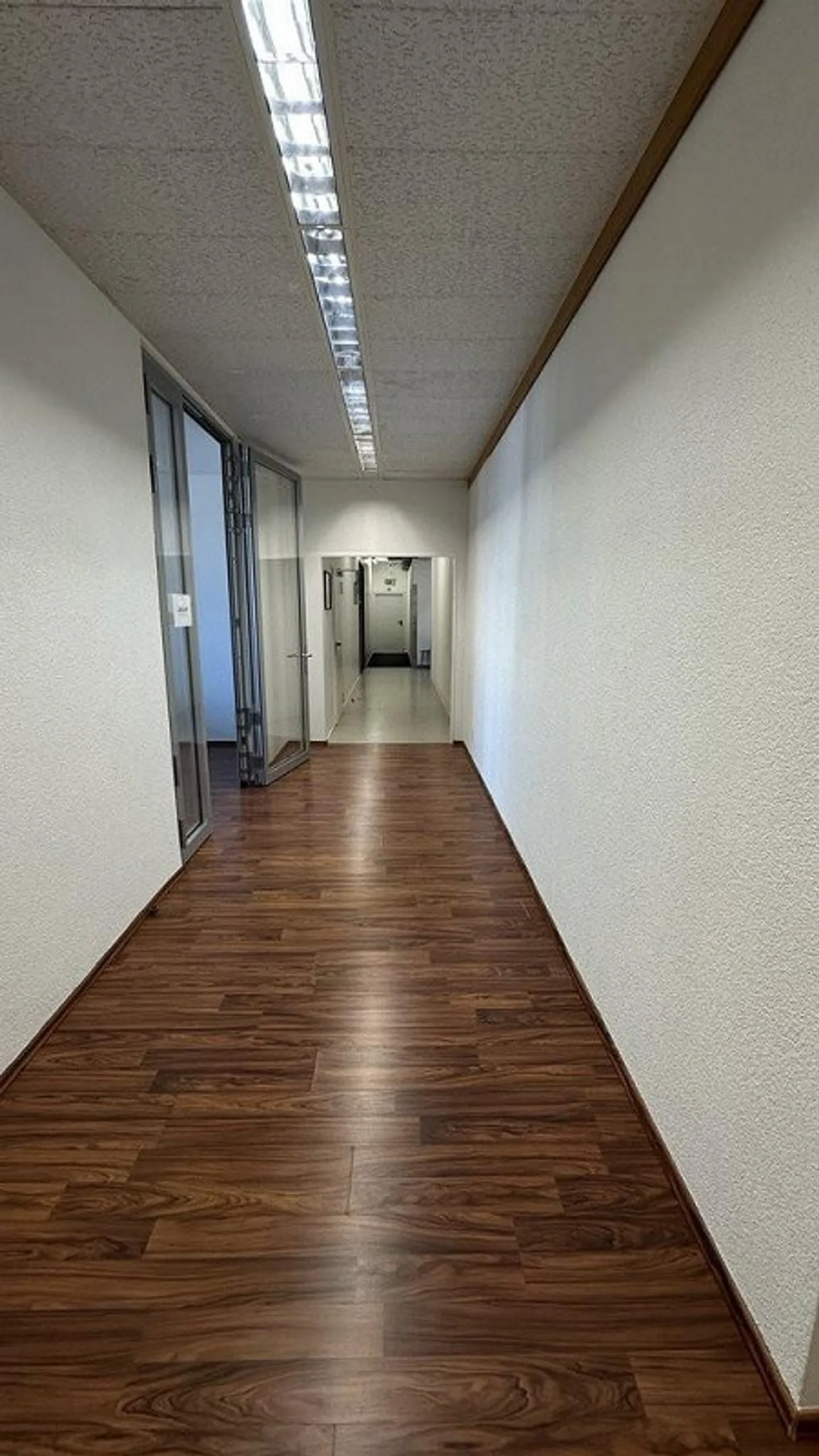 Espace commercial spacieux près de la gare d'Altstetten - Photo 3 sur 7