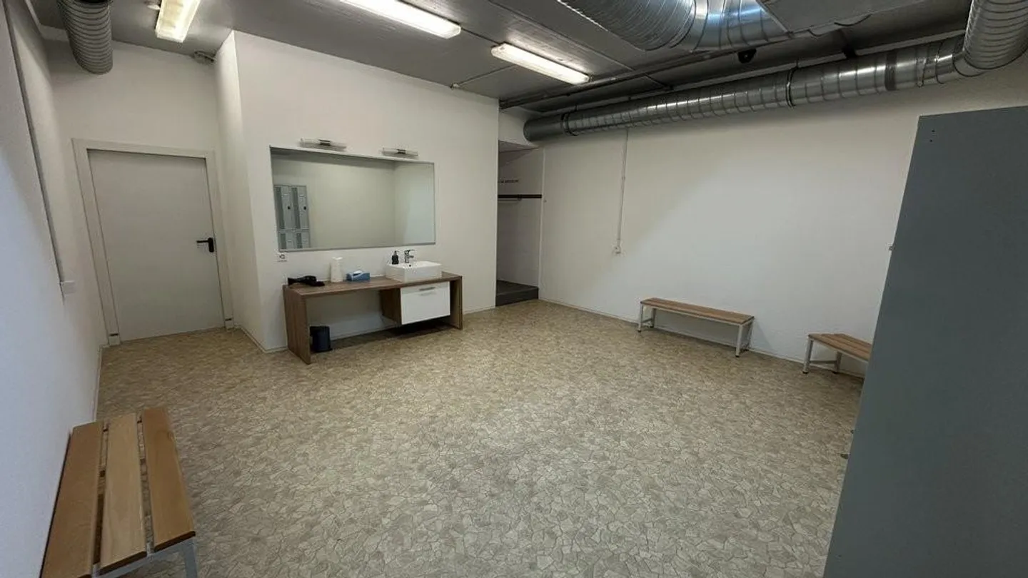 Espace commercial spacieux près de la gare d'Altstetten - Photo 4 sur 7