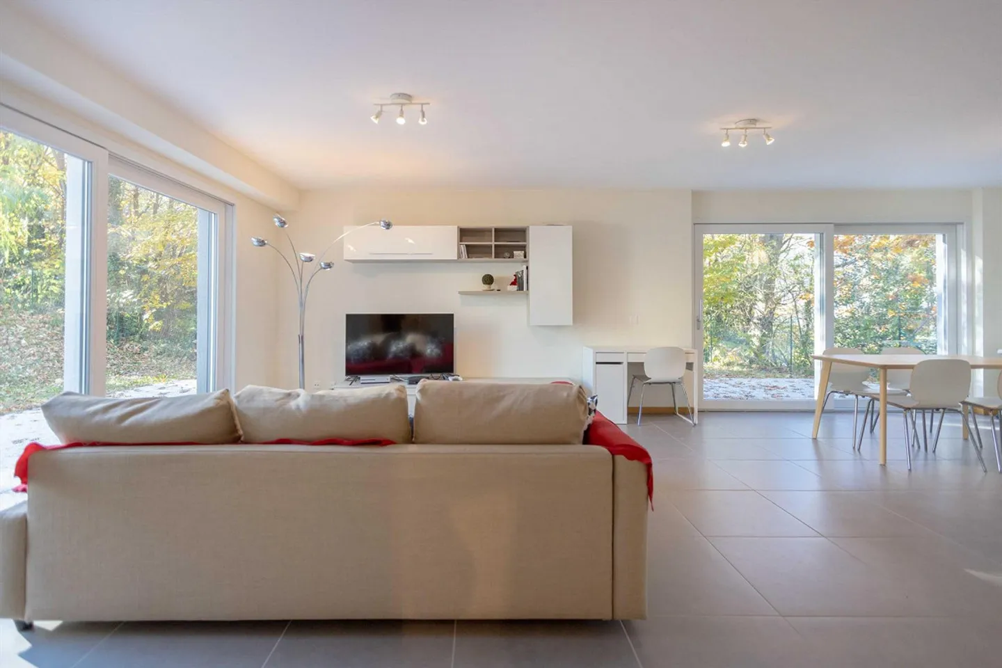 MODERN AND SPACIOUS 3.5 WITH LARGE GARDEN IN BREGANZONA - Photo 5 of 9