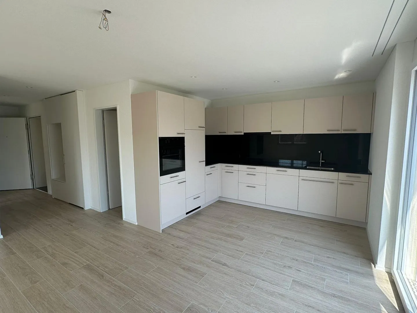 Appartement moderne avec balcon et emplacement central - Photo 2 sur 6