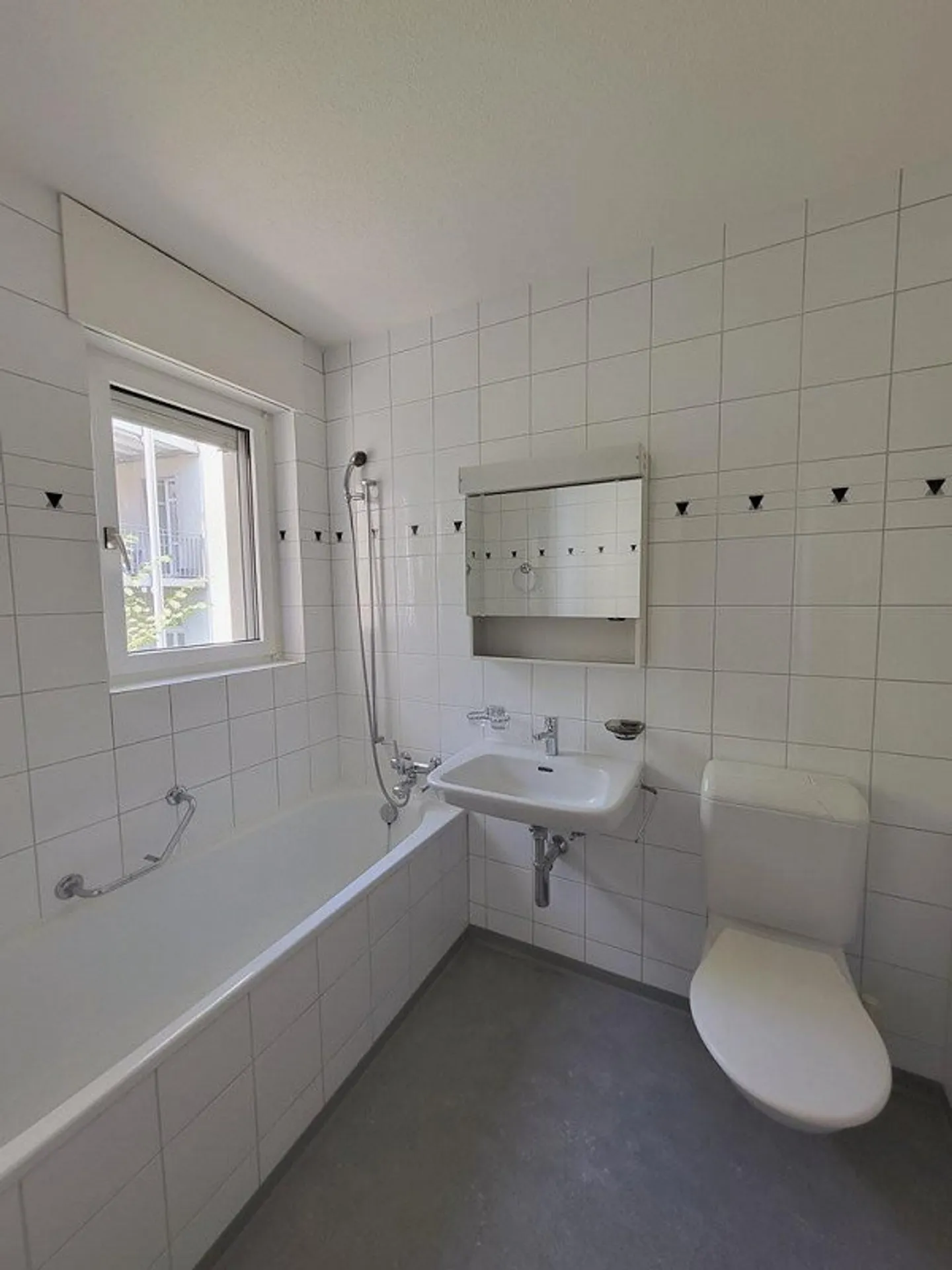 Renovated Maisonette Apartment in Close Proximity to the Cantonal Hospital - Photo 4 of 8