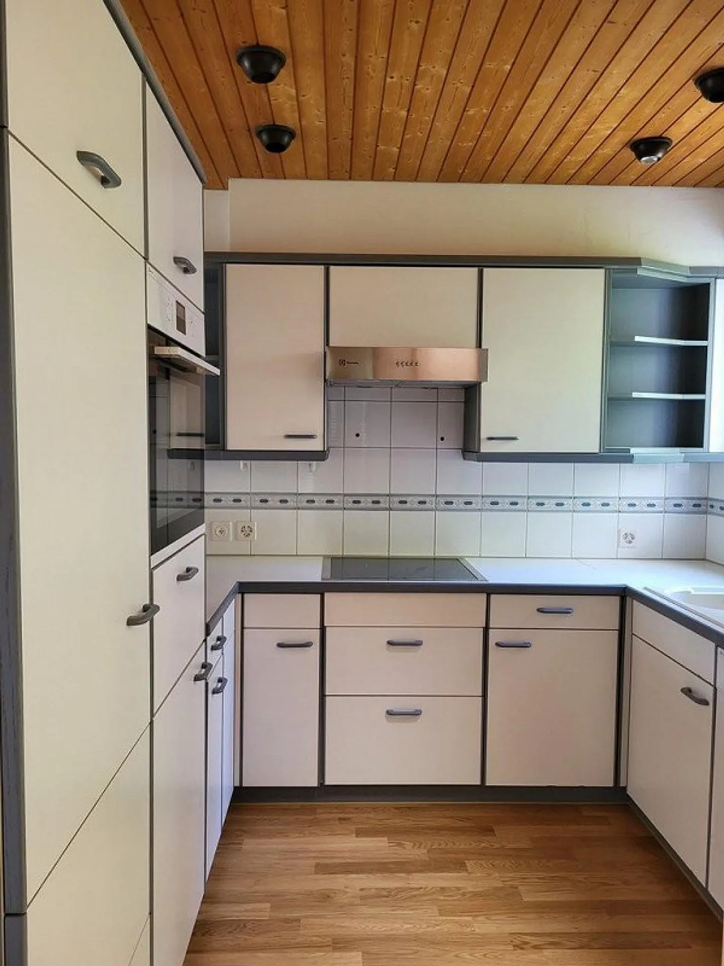 Renovated Maisonette Apartment in Close Proximity to the Cantonal Hospital - Photo 3 of 8