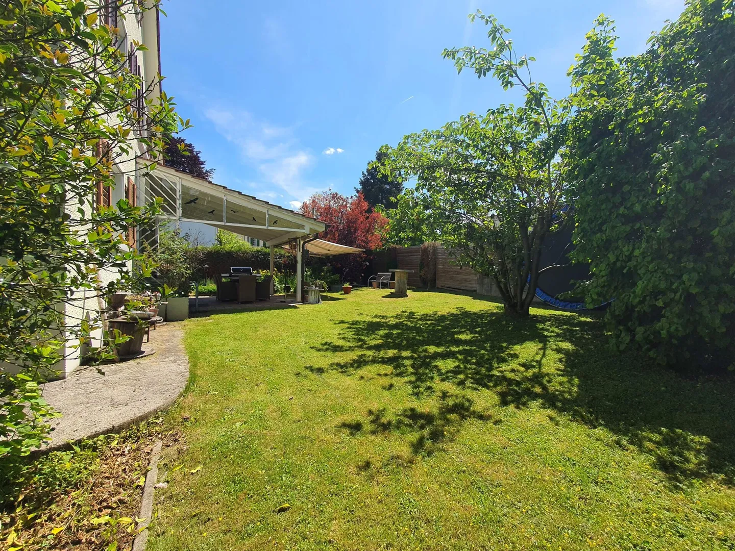 Freistehendes Einfamilienhaus mit grosszügigem Garten an zentraler Lage - Foto 4 von 10