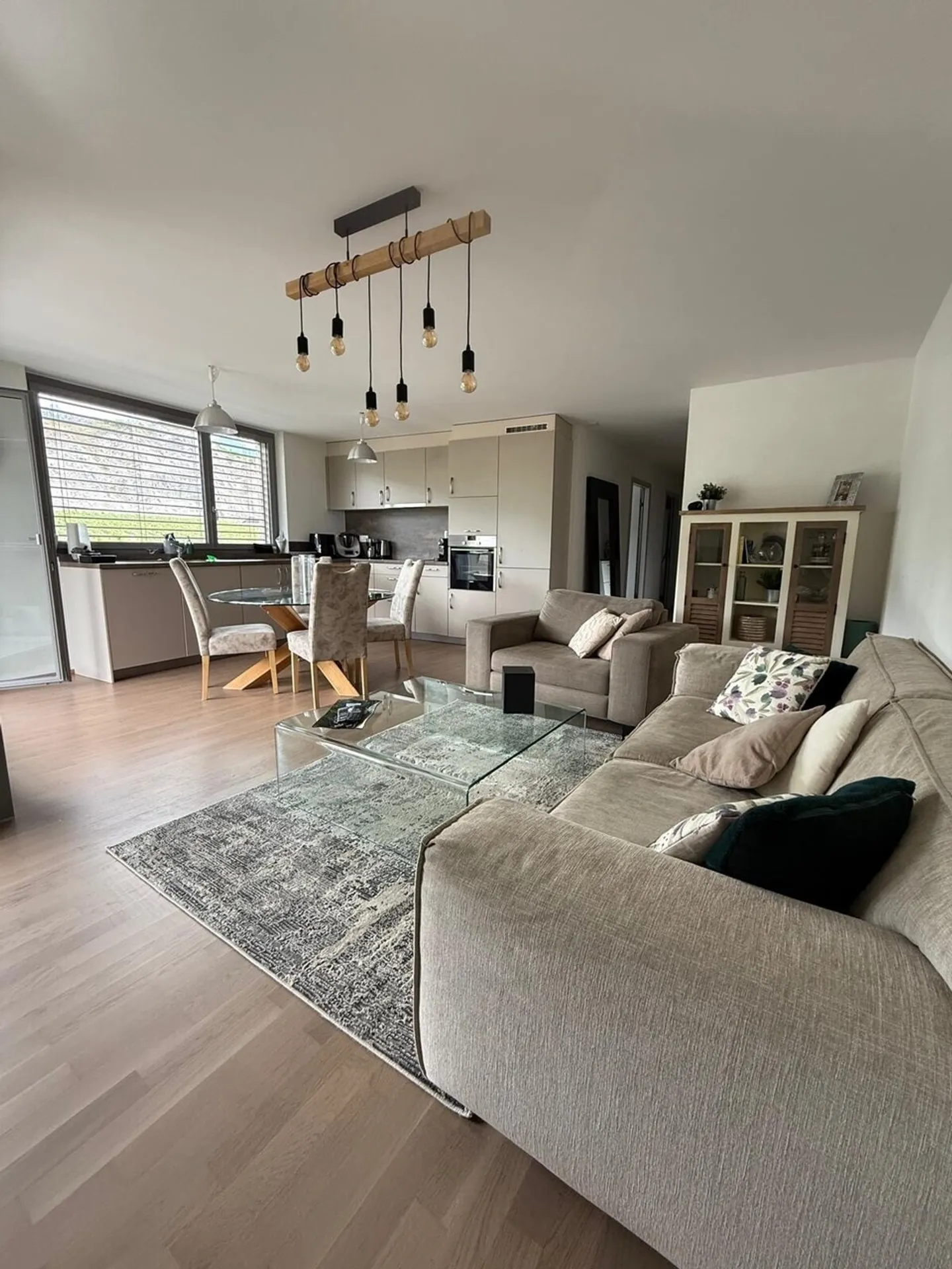 Bel appartement de 3,5 pièces au rez-de-chaussée à Chalais - Photo 3 sur 8