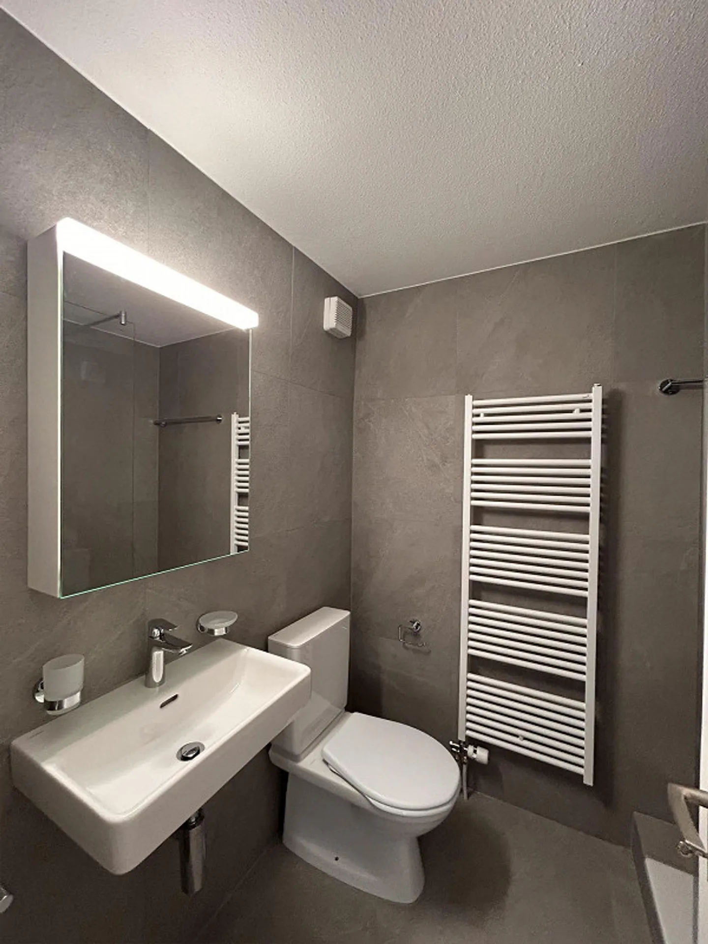 Modernes Apartment in der Natur - Foto 1 von 12