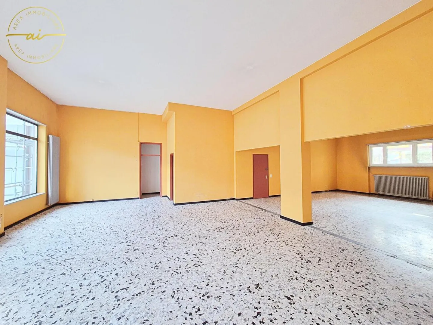 ESPACE COMMERCIAL AVEC VITRINE DANS UNE ZONE CENTRALE - Photo 3 sur 4