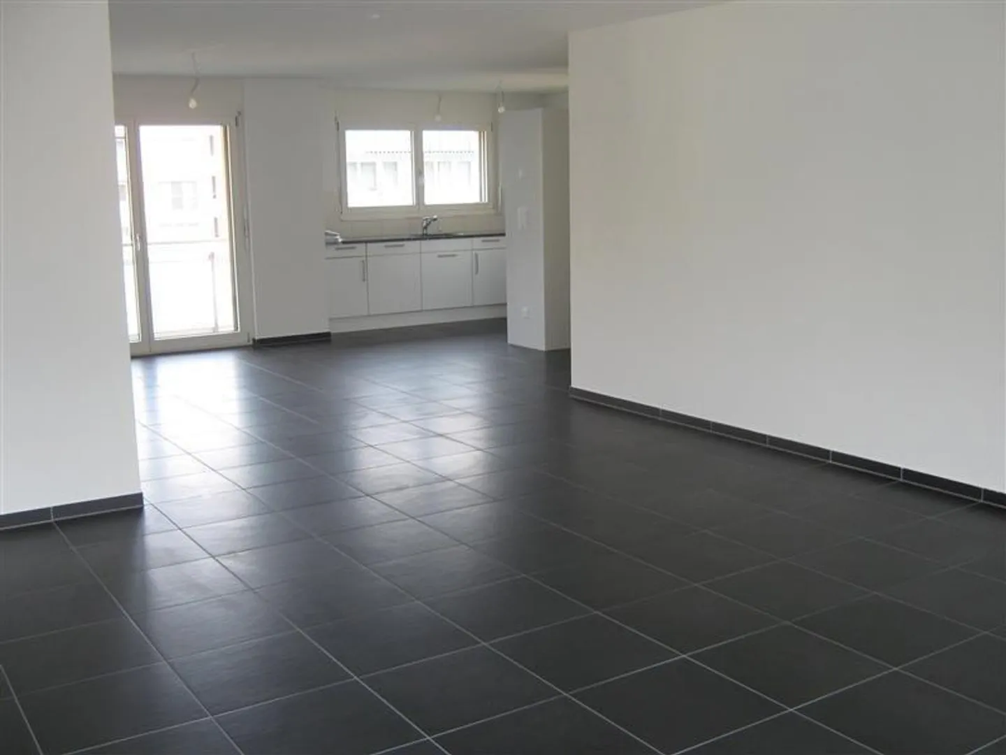 Appartement moderne de 3,5 pièces à louer dans un emplacement ensoleillé ! - Photo 2 sur 9