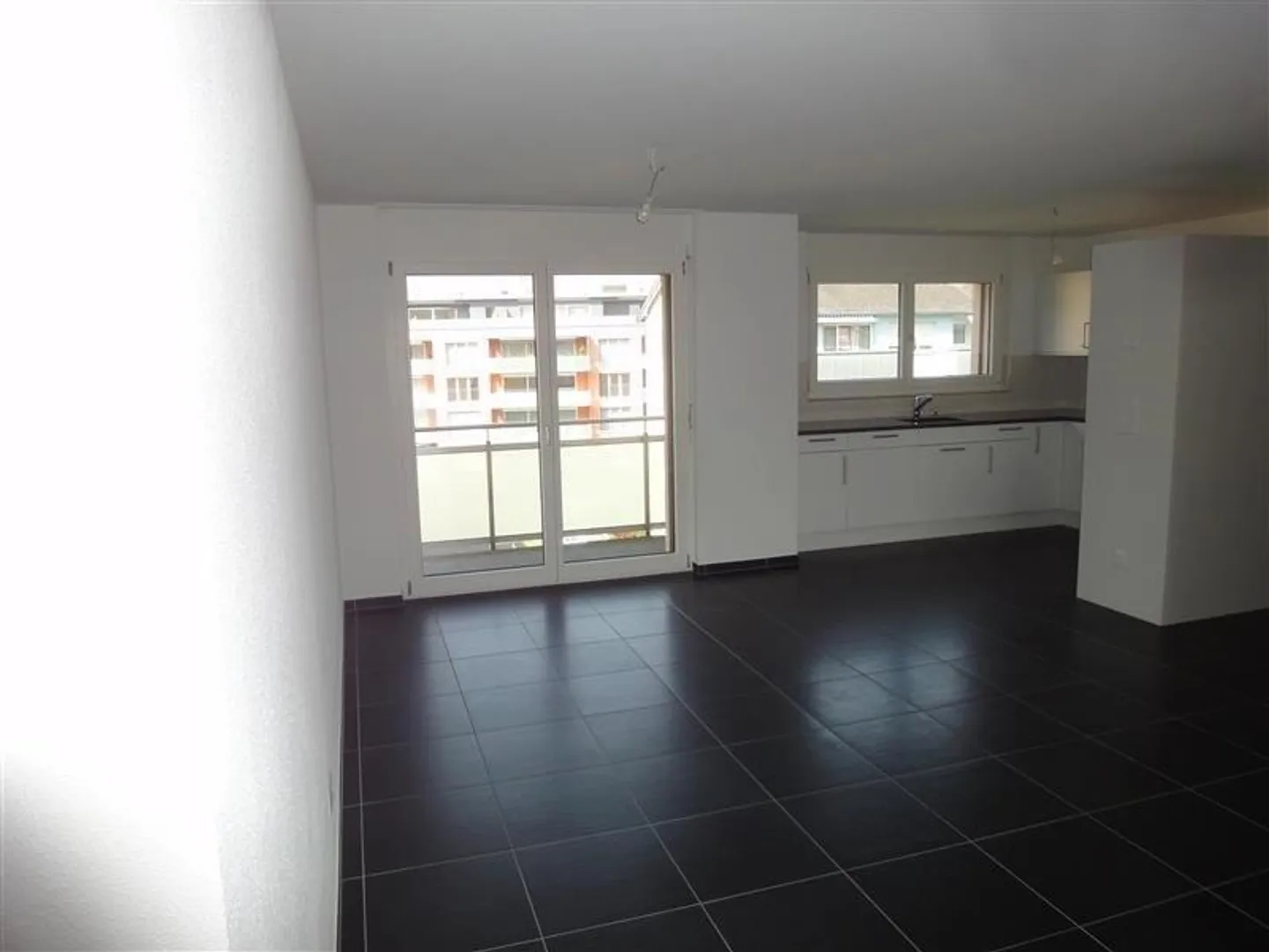Appartement moderne de 3,5 pièces à louer dans un emplacement ensoleillé ! - Photo 4 sur 9