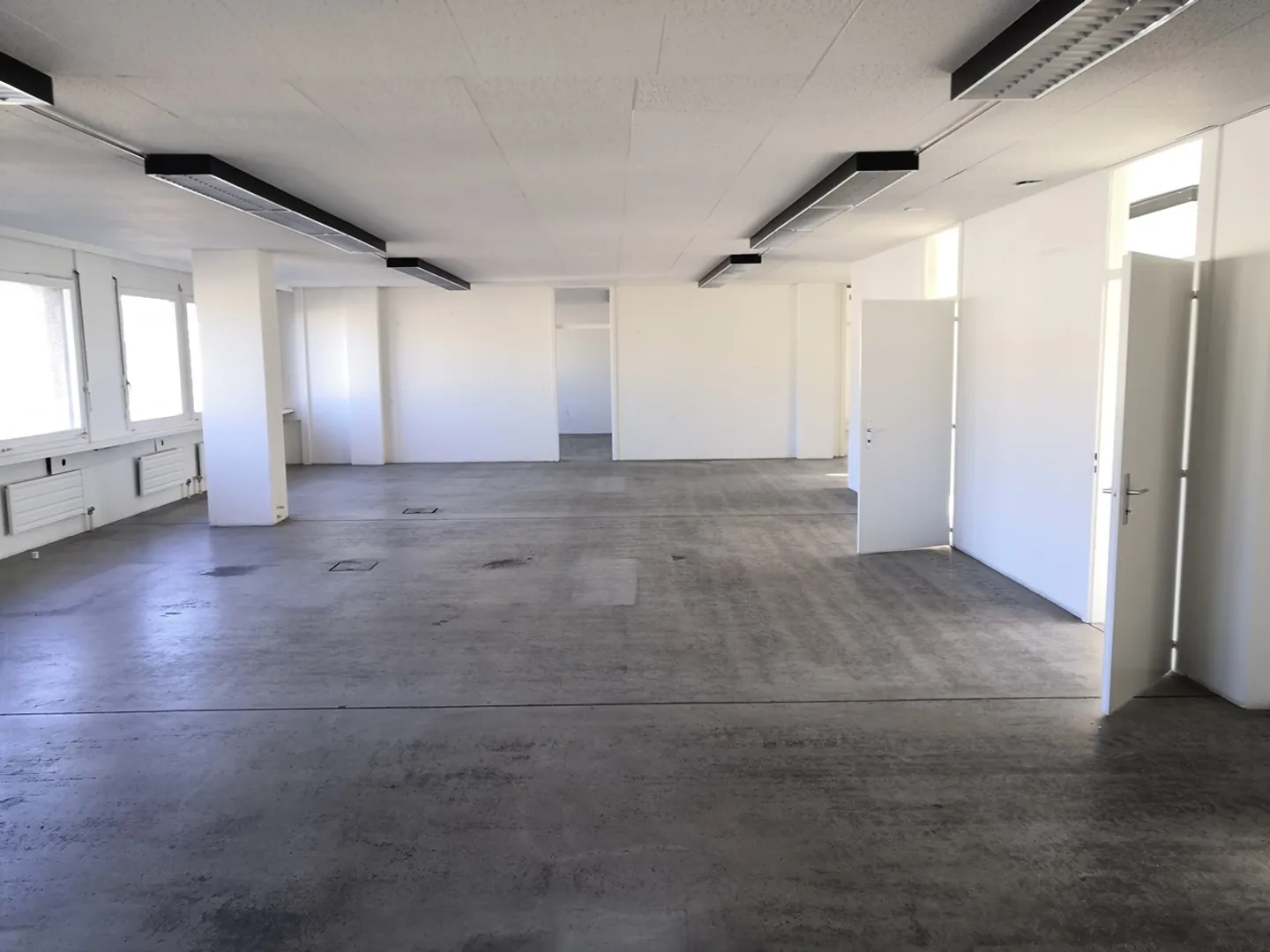 Arsenaux 9, bureaux et espaces administratifs - Photo 2 sur 8
