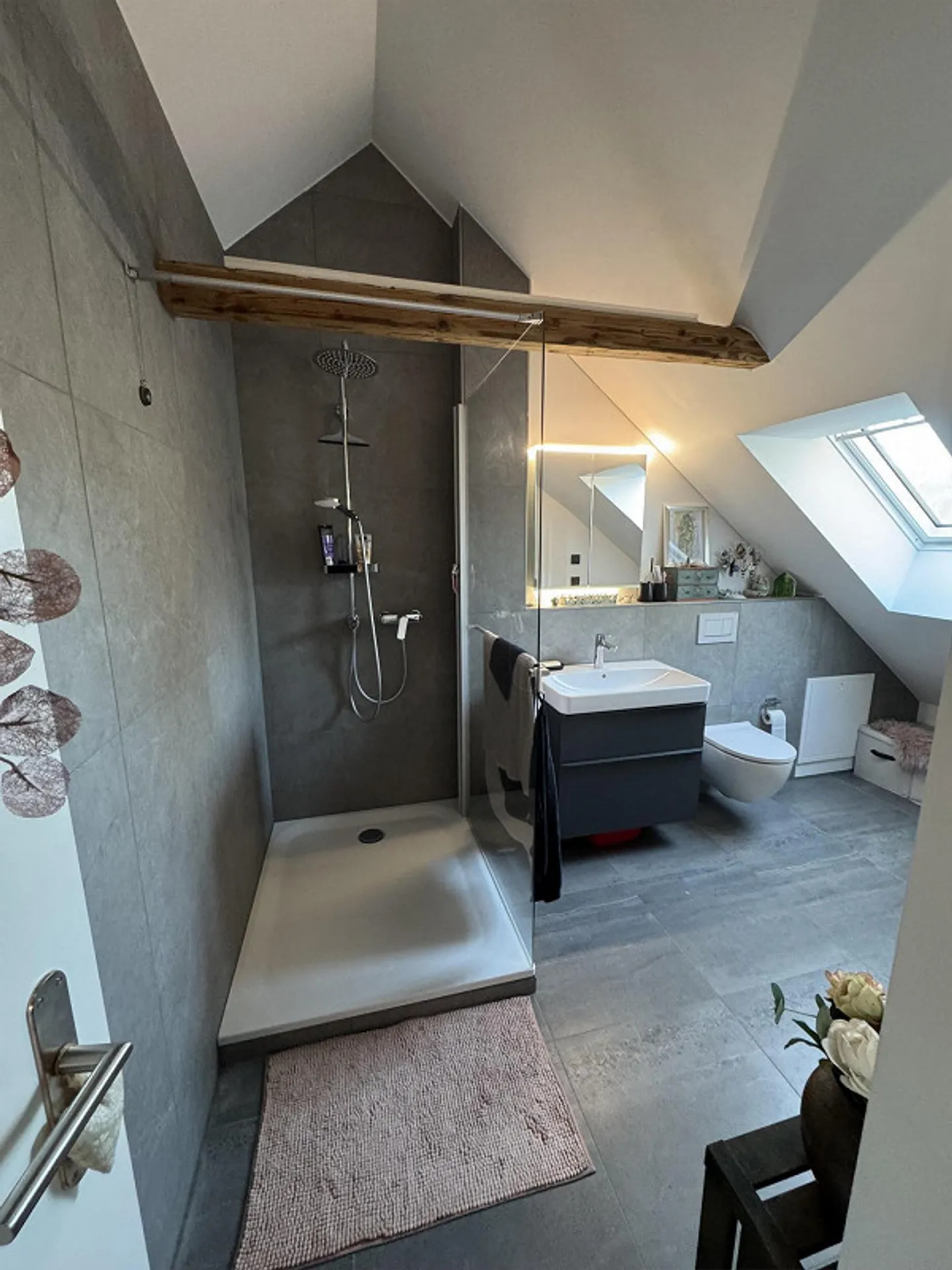 Charmante, appartement fraîchement rénové dans le vert - Photo 2 sur 18