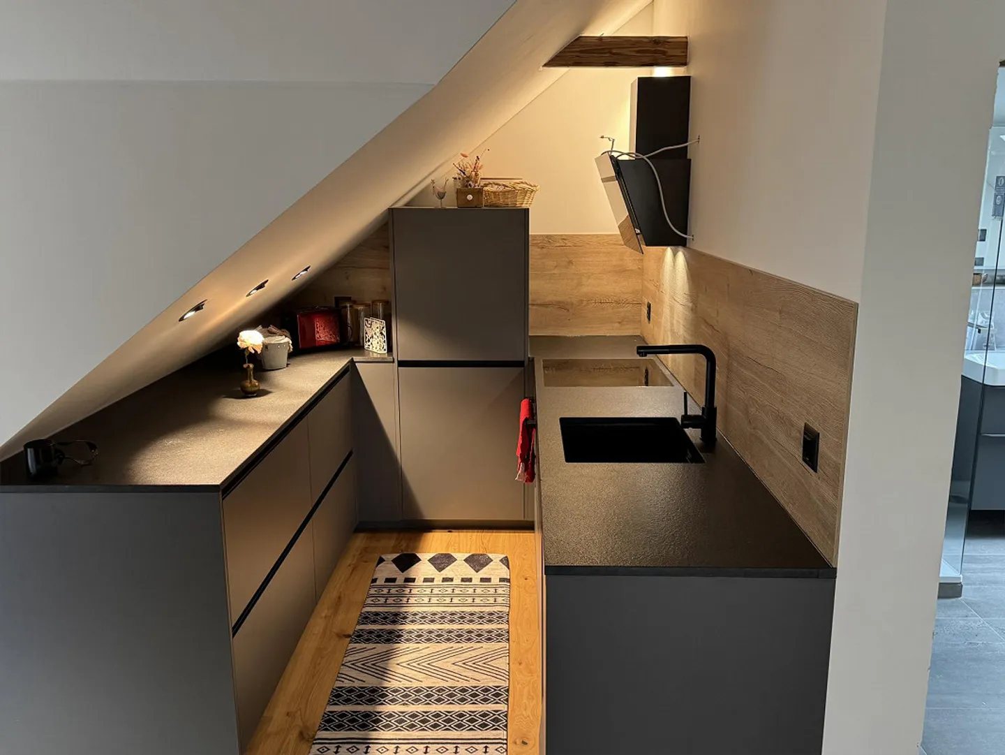 Charmante, appartement fraîchement rénové dans le vert - Photo 3 sur 18