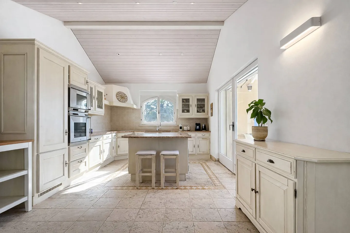 Magnificent individual villa in southern style with swimming pool - Photo 6 of 13