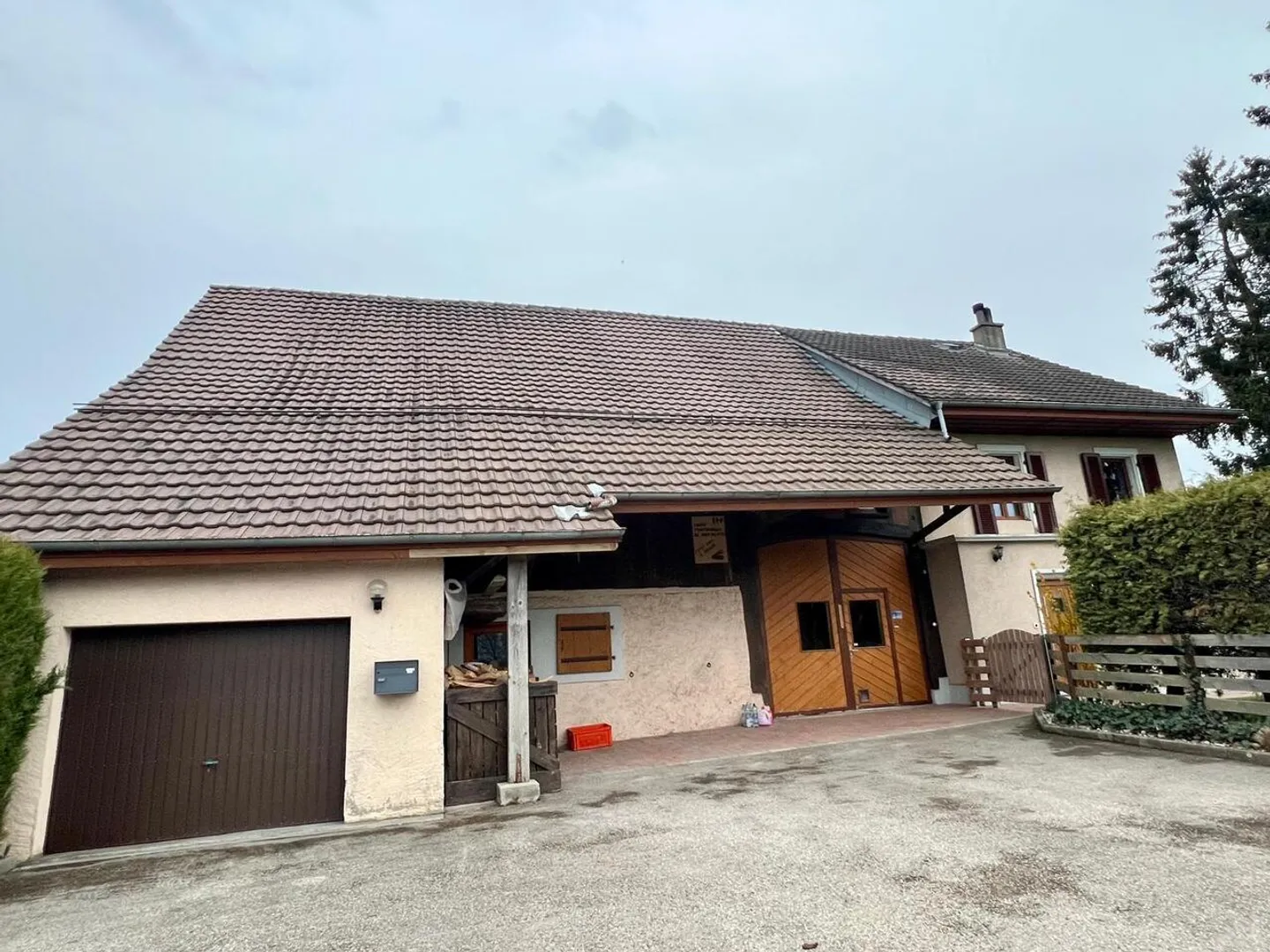 Superb detached property with large plot - Photo 1 of 13