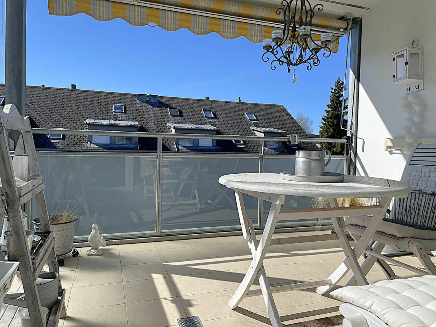 Attractive and well-maintained penthouse apartment with gallery - Photo 3 of 10