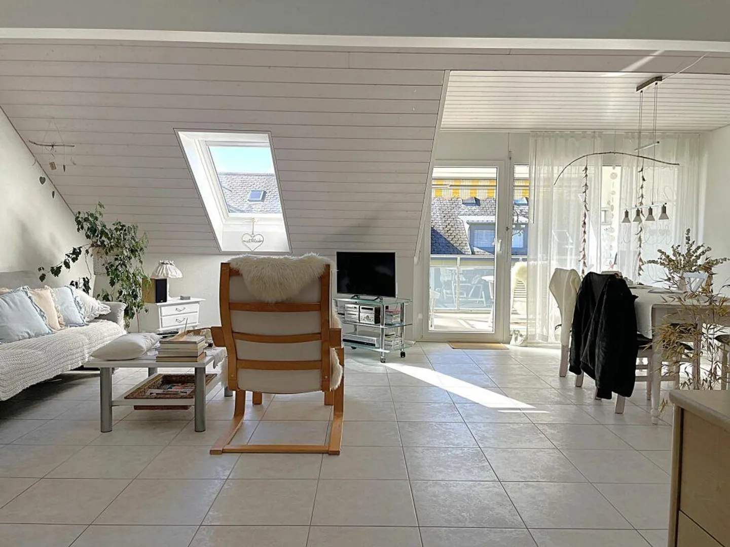 Attractive and well-maintained penthouse apartment with gallery - Photo 4 of 10