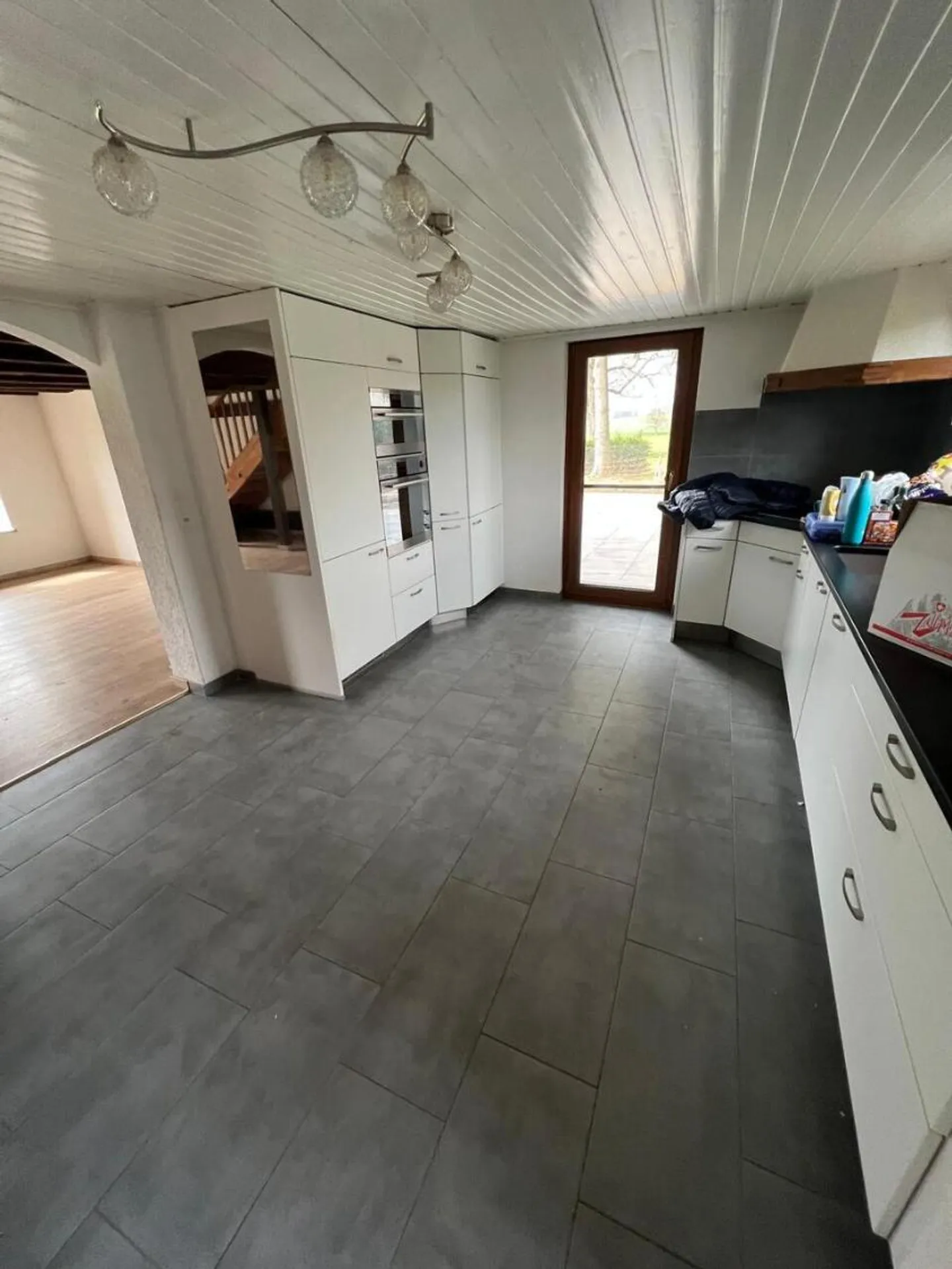Superb detached property with large plot - Photo 2 of 13