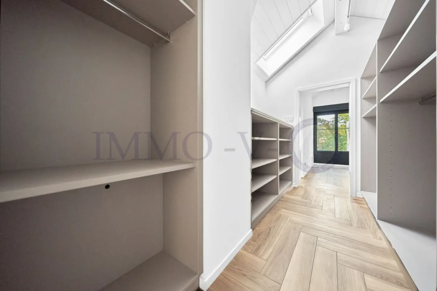 HIGH STANDING DUPLEX WITH BALCONY-TERRACE - Photo 7 of 11