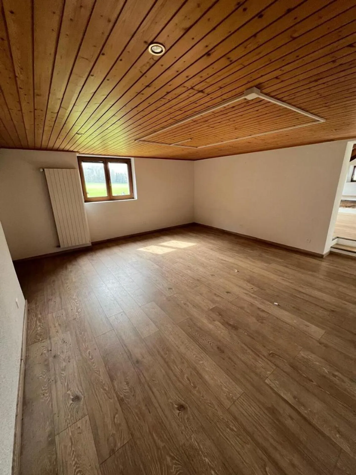 Superb detached property with large plot - Photo 4 of 13